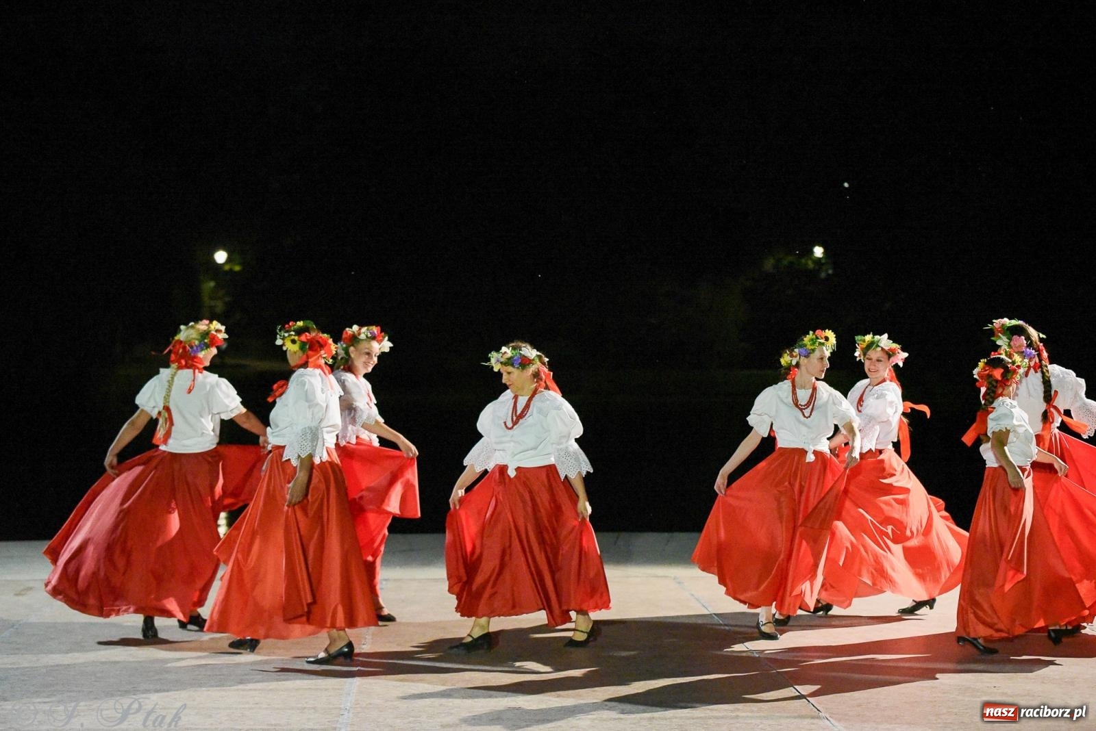 Zdjęcie w galerii na portalu naszraciborz.pl: W poszukiwaniu kwiatu paproci. Noc Świętojańska w parku im. Miasta Roth [FOTO i WIDEO] wiadomości z regionu