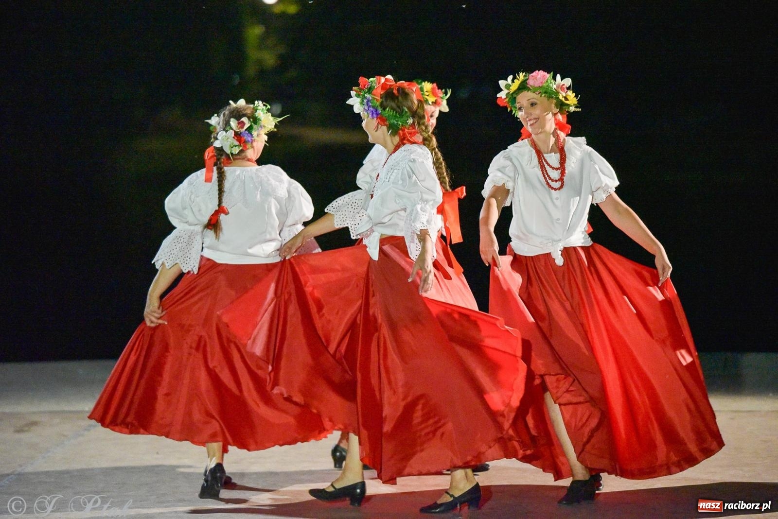 Zdjęcie w galerii na portalu naszraciborz.pl: W poszukiwaniu kwiatu paproci. Noc Świętojańska w parku im. Miasta Roth [FOTO i WIDEO] wiadomości z regionu