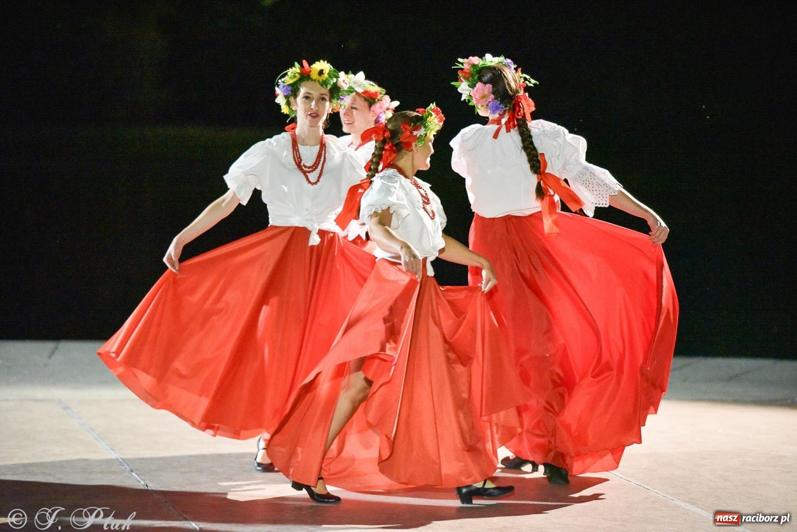 Zdjęcie w galerii na portalu naszraciborz.pl: W poszukiwaniu kwiatu paproci. Noc Świętojańska w parku im. Miasta Roth [FOTO i WIDEO] wiadomości z regionu