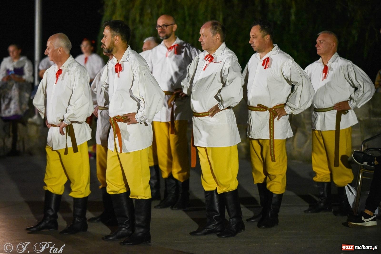Zdjęcie w galerii na portalu naszraciborz.pl: W poszukiwaniu kwiatu paproci. Noc Świętojańska w parku im. Miasta Roth [FOTO i WIDEO] wiadomości z regionu