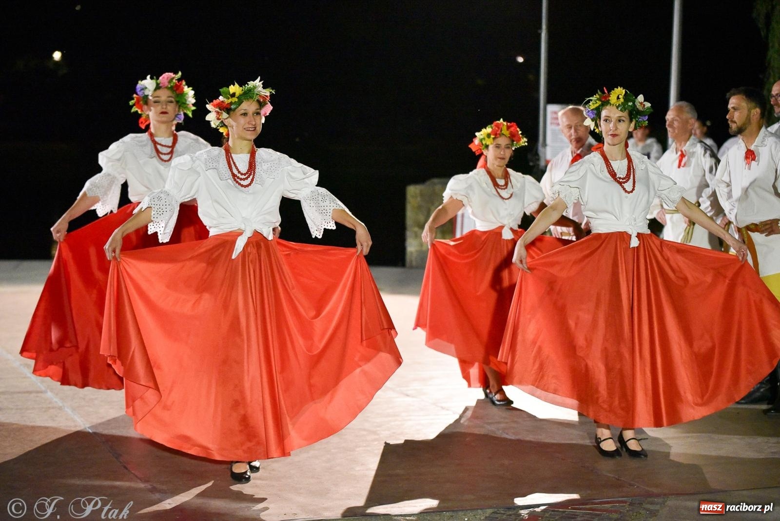 Zdjęcie w galerii na portalu naszraciborz.pl: W poszukiwaniu kwiatu paproci. Noc Świętojańska w parku im. Miasta Roth [FOTO i WIDEO] wiadomości z regionu