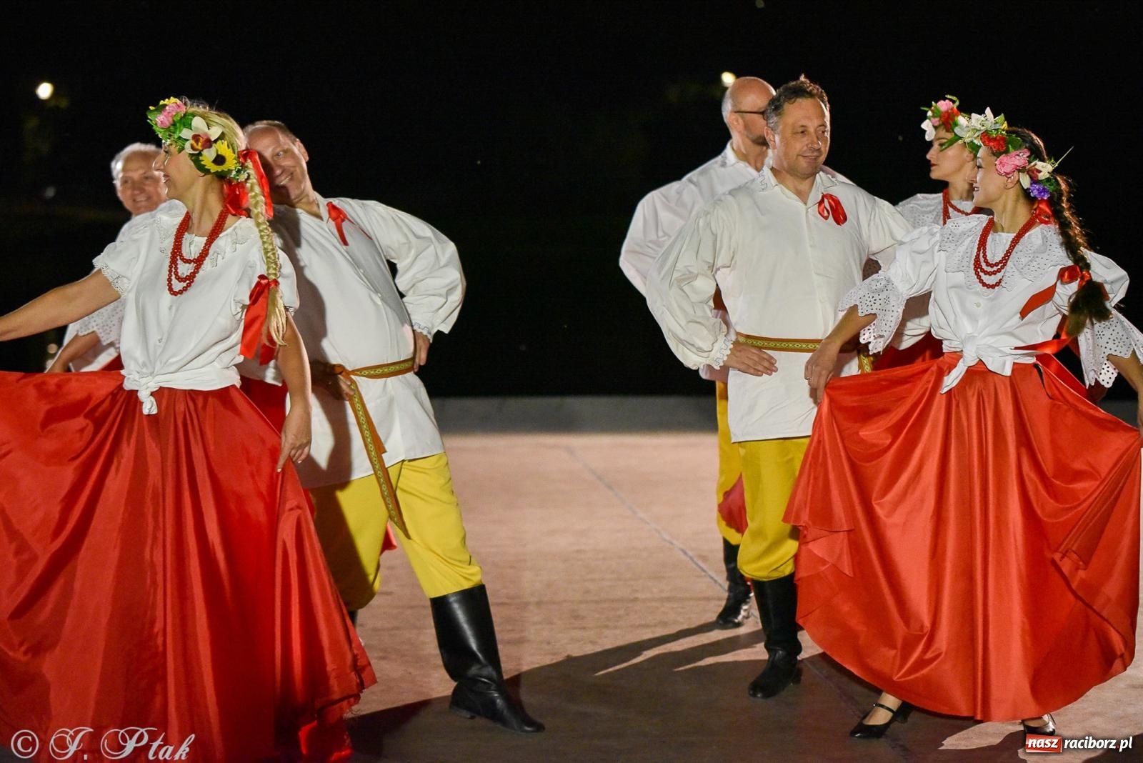 Zdjęcie w galerii na portalu naszraciborz.pl: W poszukiwaniu kwiatu paproci. Noc Świętojańska w parku im. Miasta Roth [FOTO i WIDEO] wiadomości z regionu