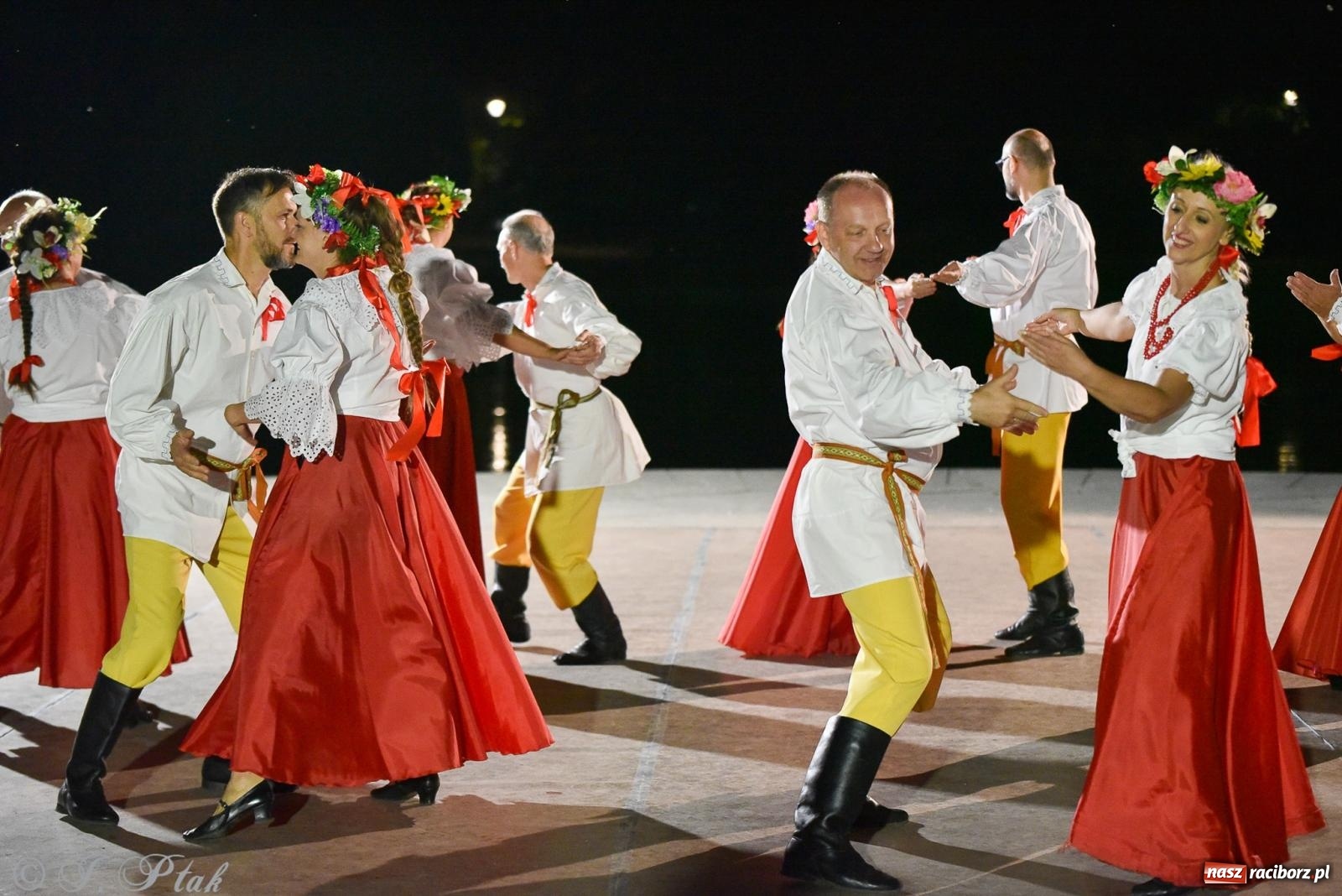 Zdjęcie w galerii na portalu naszraciborz.pl: W poszukiwaniu kwiatu paproci. Noc Świętojańska w parku im. Miasta Roth [FOTO i WIDEO] wiadomości z regionu