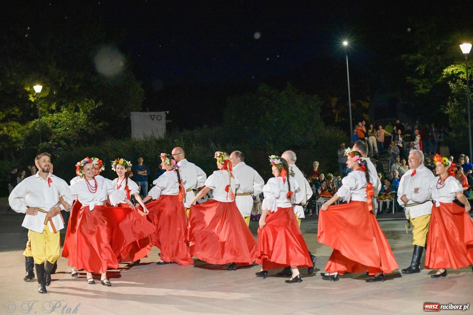 Zdjęcie w galerii na portalu naszraciborz.pl: W poszukiwaniu kwiatu paproci. Noc Świętojańska w parku im. Miasta Roth [FOTO i WIDEO] wiadomości z regionu