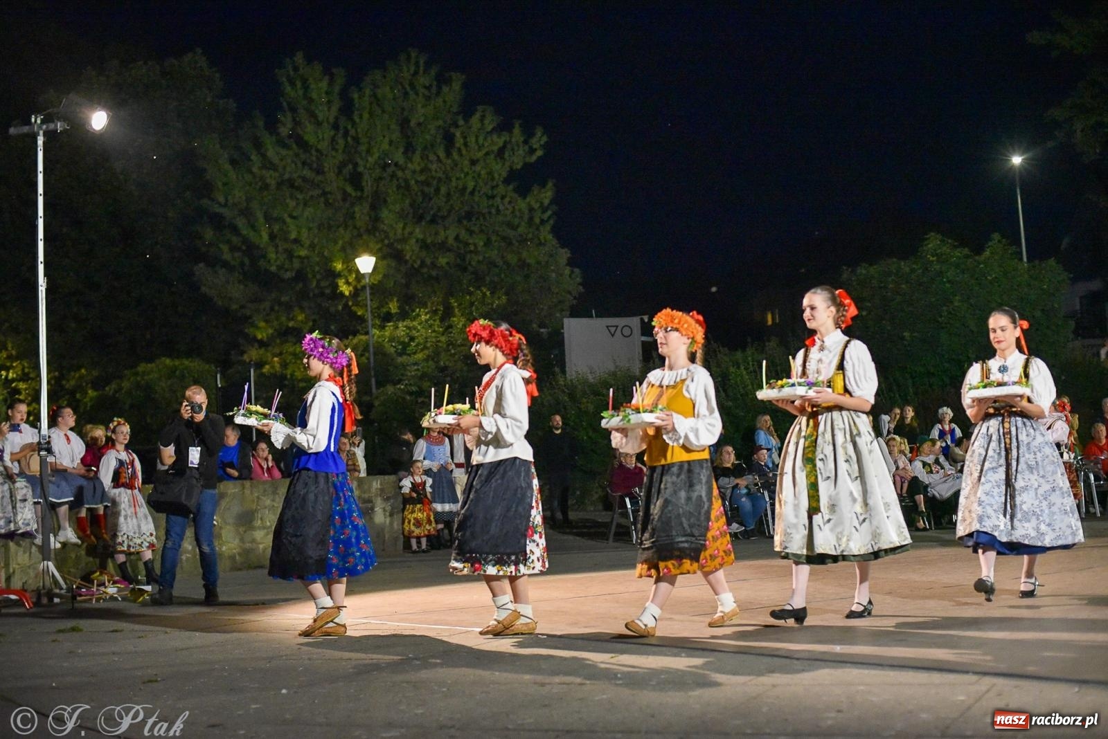 Zdjęcie w galerii na portalu naszraciborz.pl: W poszukiwaniu kwiatu paproci. Noc Świętojańska w parku im. Miasta Roth [FOTO i WIDEO] wiadomości z regionu