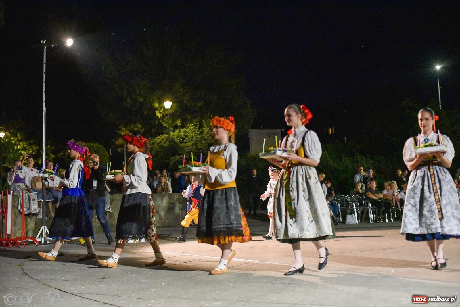Zdjęcie w galerii na portalu naszraciborz.pl: W poszukiwaniu kwiatu paproci. Noc Świętojańska w parku im. Miasta Roth [FOTO i WIDEO] wiadomości z regionu