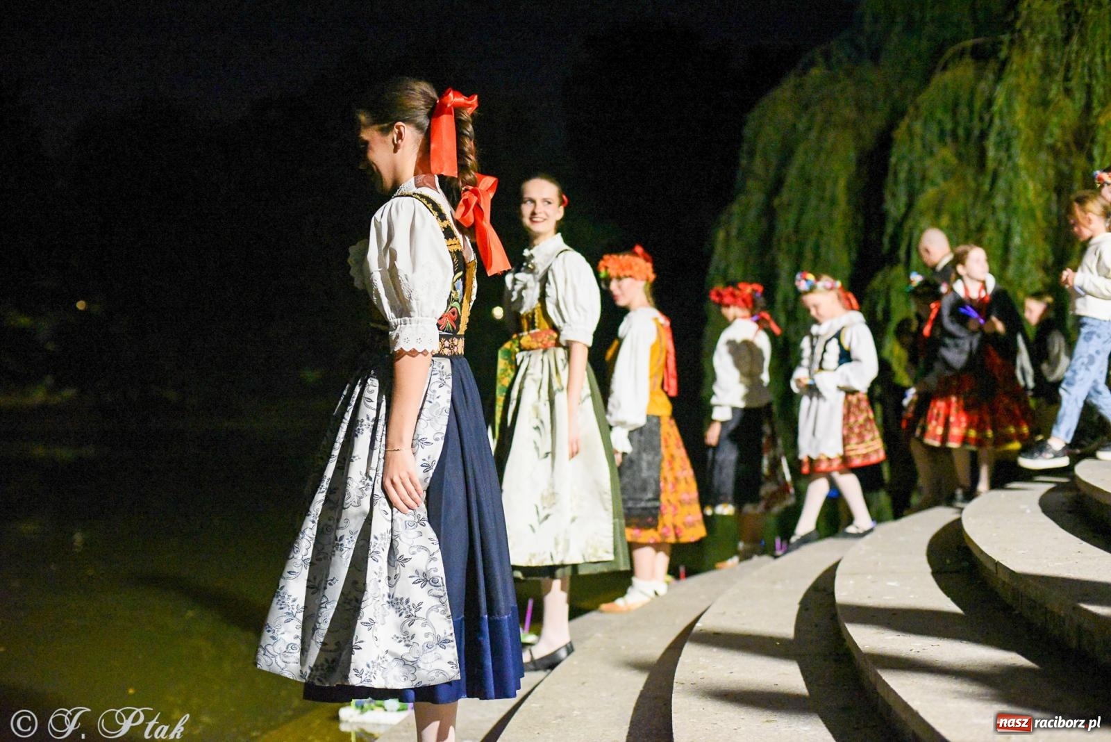 Zdjęcie w galerii na portalu naszraciborz.pl: W poszukiwaniu kwiatu paproci. Noc Świętojańska w parku im. Miasta Roth [FOTO i WIDEO] wiadomości z regionu