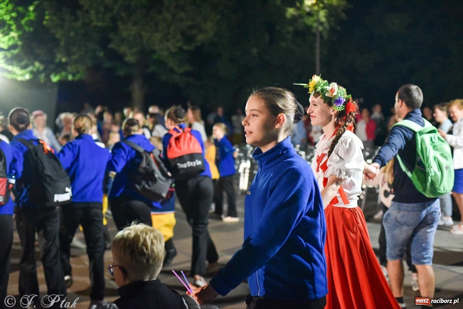 Zdjęcie w galerii na portalu naszraciborz.pl: W poszukiwaniu kwiatu paproci. Noc Świętojańska w parku im. Miasta Roth [FOTO i WIDEO] wiadomości z regionu