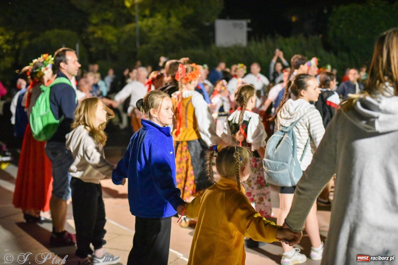 Zdjęcie w galerii na portalu naszraciborz.pl: W poszukiwaniu kwiatu paproci. Noc Świętojańska w parku im. Miasta Roth [FOTO i WIDEO] wiadomości z regionu