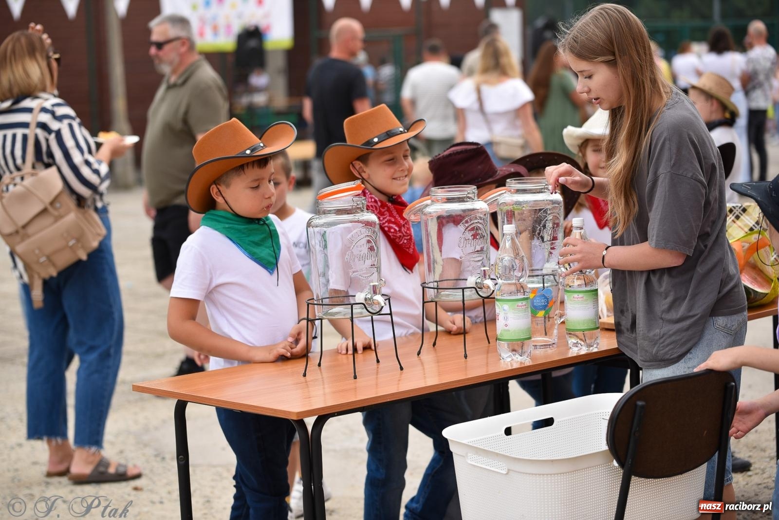Zdjęcie w galerii na portalu naszraciborz.pl: Piętnastka festynem rodzinnym żegna rok szkolny wiadomości z regionu