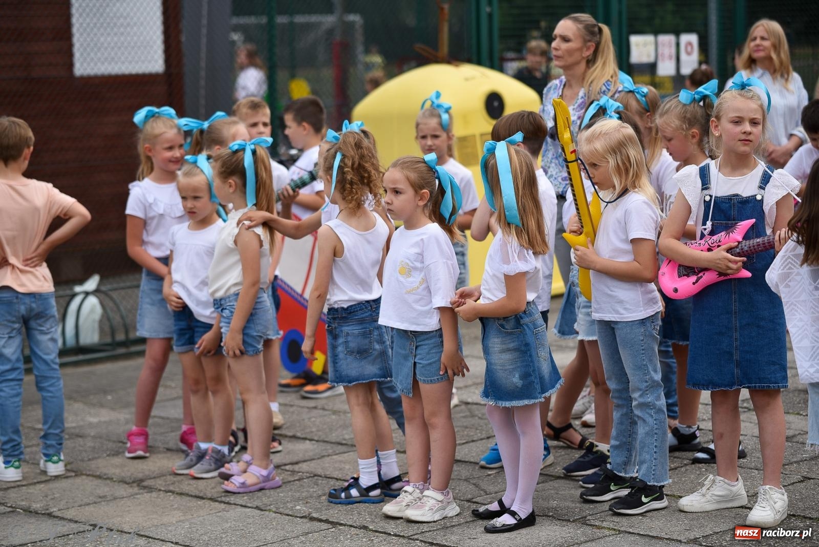 Zdjęcie w galerii na portalu naszraciborz.pl: Piętnastka festynem rodzinnym żegna rok szkolny wiadomości z regionu