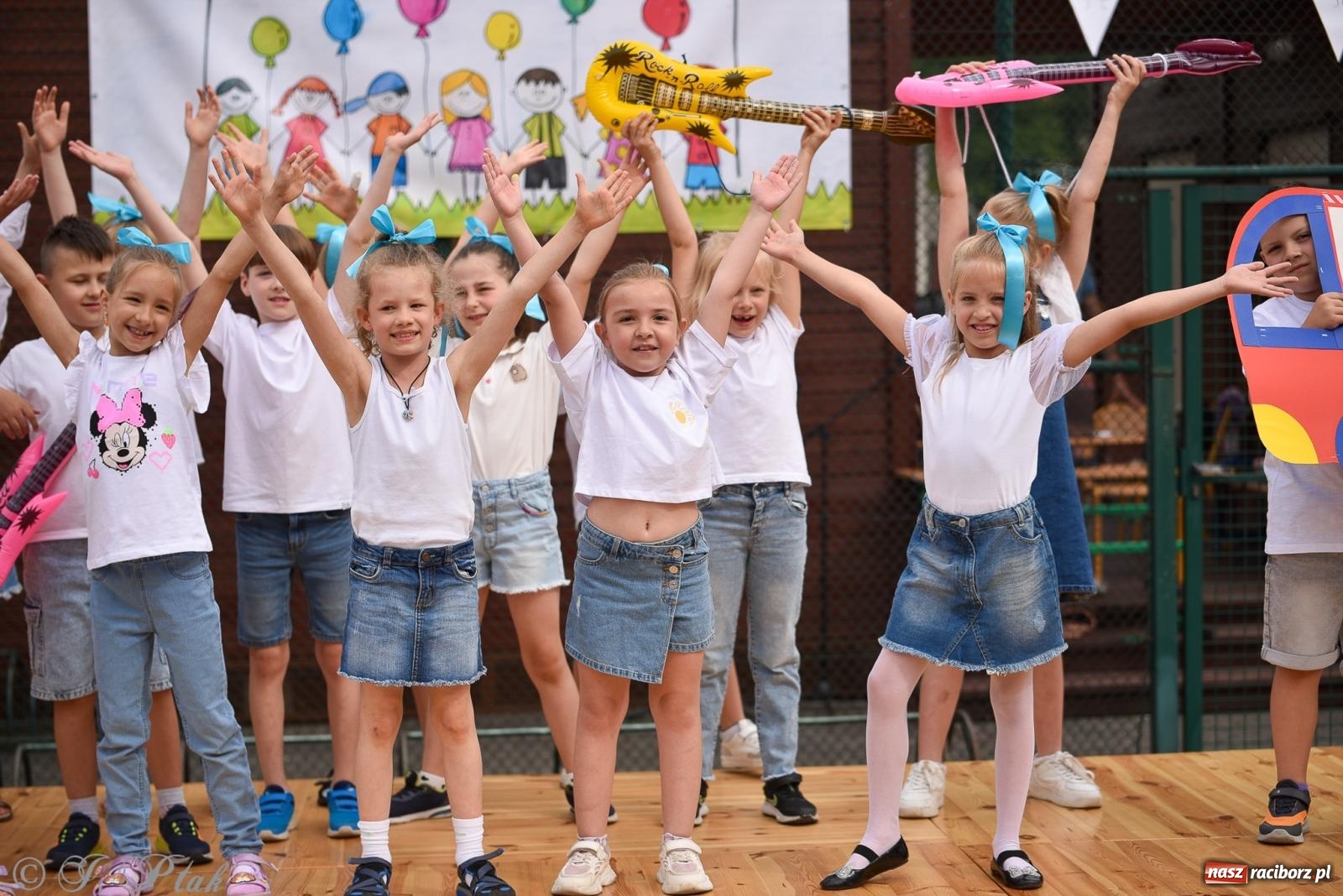 Zdjęcie w galerii na portalu naszraciborz.pl: Piętnastka festynem rodzinnym żegna rok szkolny wiadomości z regionu