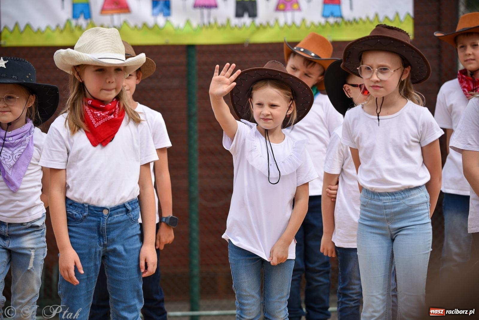 Zdjęcie w galerii na portalu naszraciborz.pl: Piętnastka festynem rodzinnym żegna rok szkolny wiadomości z regionu
