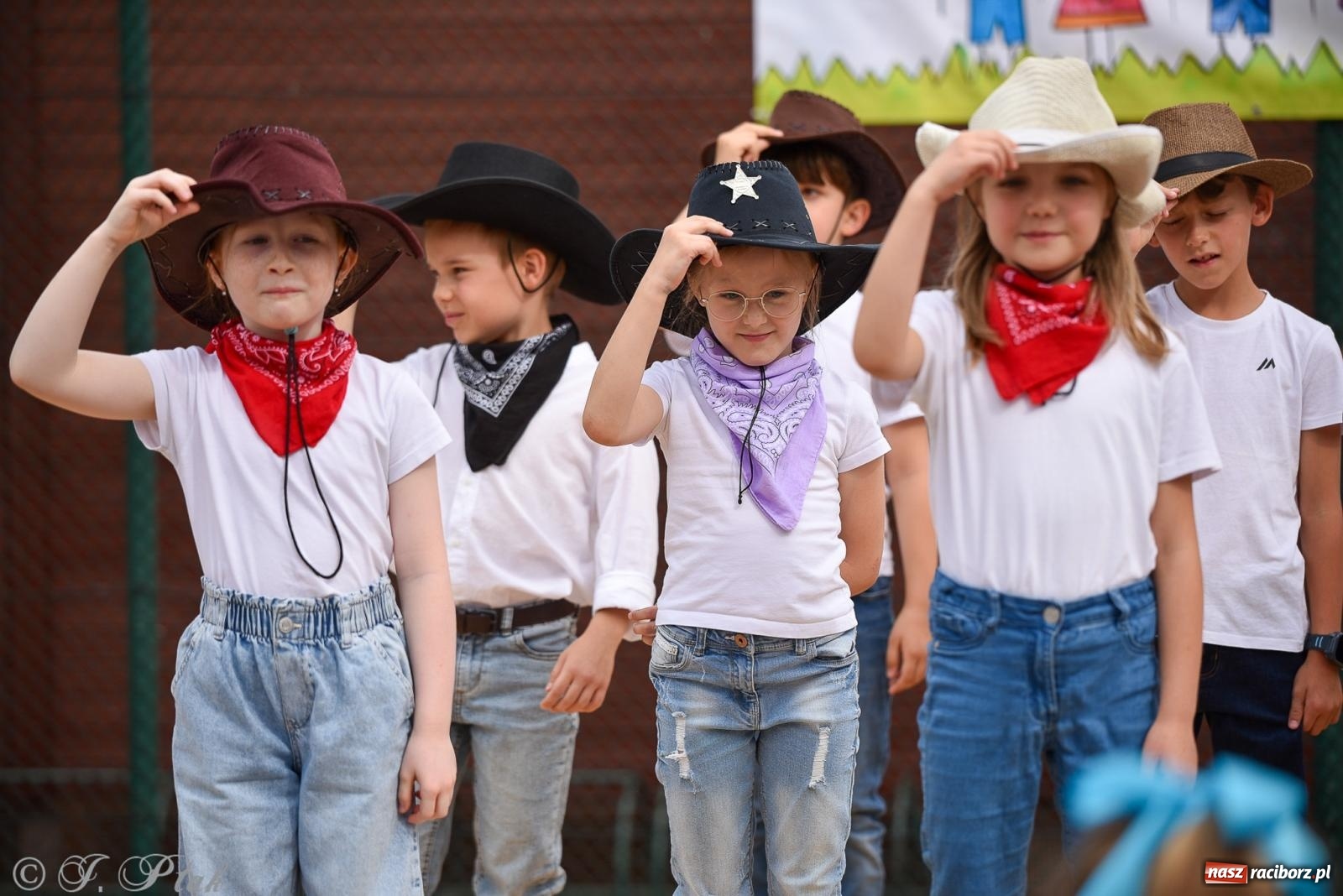 Zdjęcie w galerii na portalu naszraciborz.pl: Piętnastka festynem rodzinnym żegna rok szkolny wiadomości z regionu