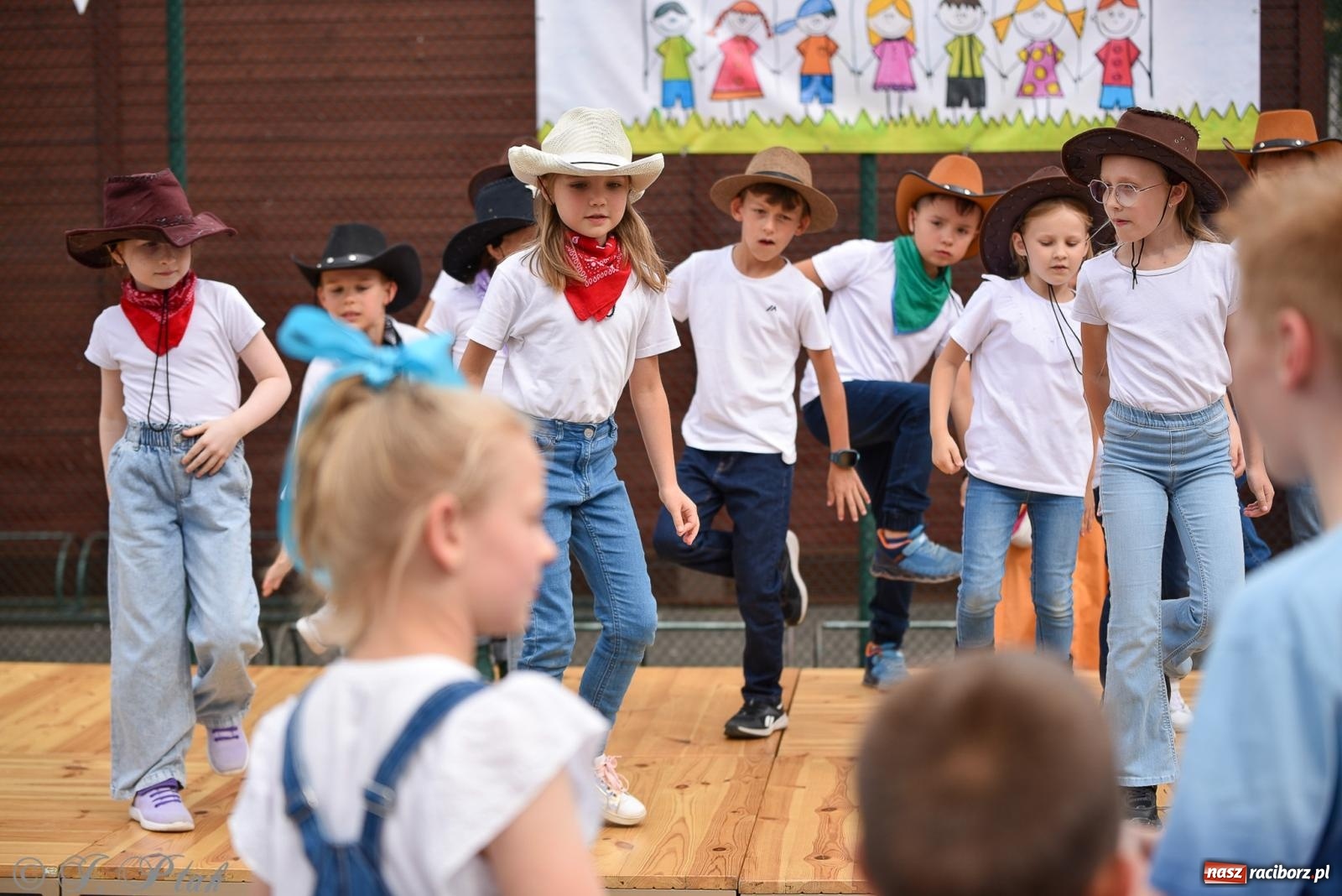 Zdjęcie w galerii na portalu naszraciborz.pl: Piętnastka festynem rodzinnym żegna rok szkolny wiadomości z regionu