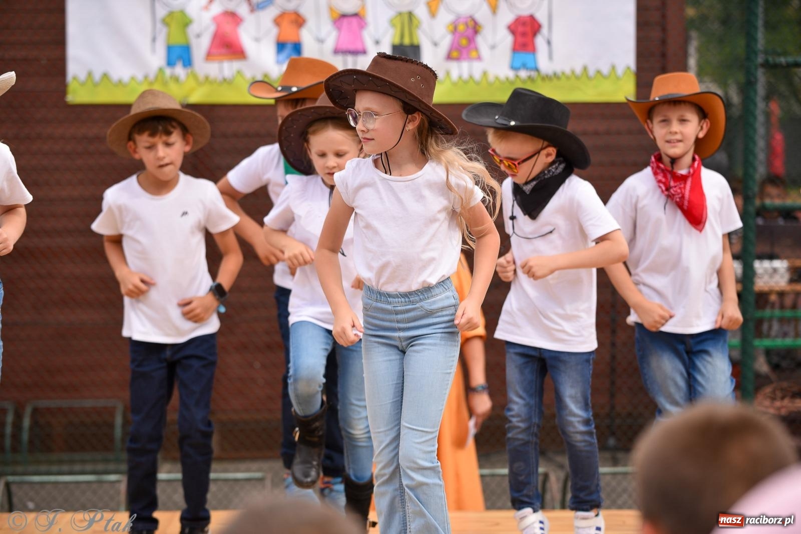 Zdjęcie w galerii na portalu naszraciborz.pl: Piętnastka festynem rodzinnym żegna rok szkolny wiadomości z regionu
