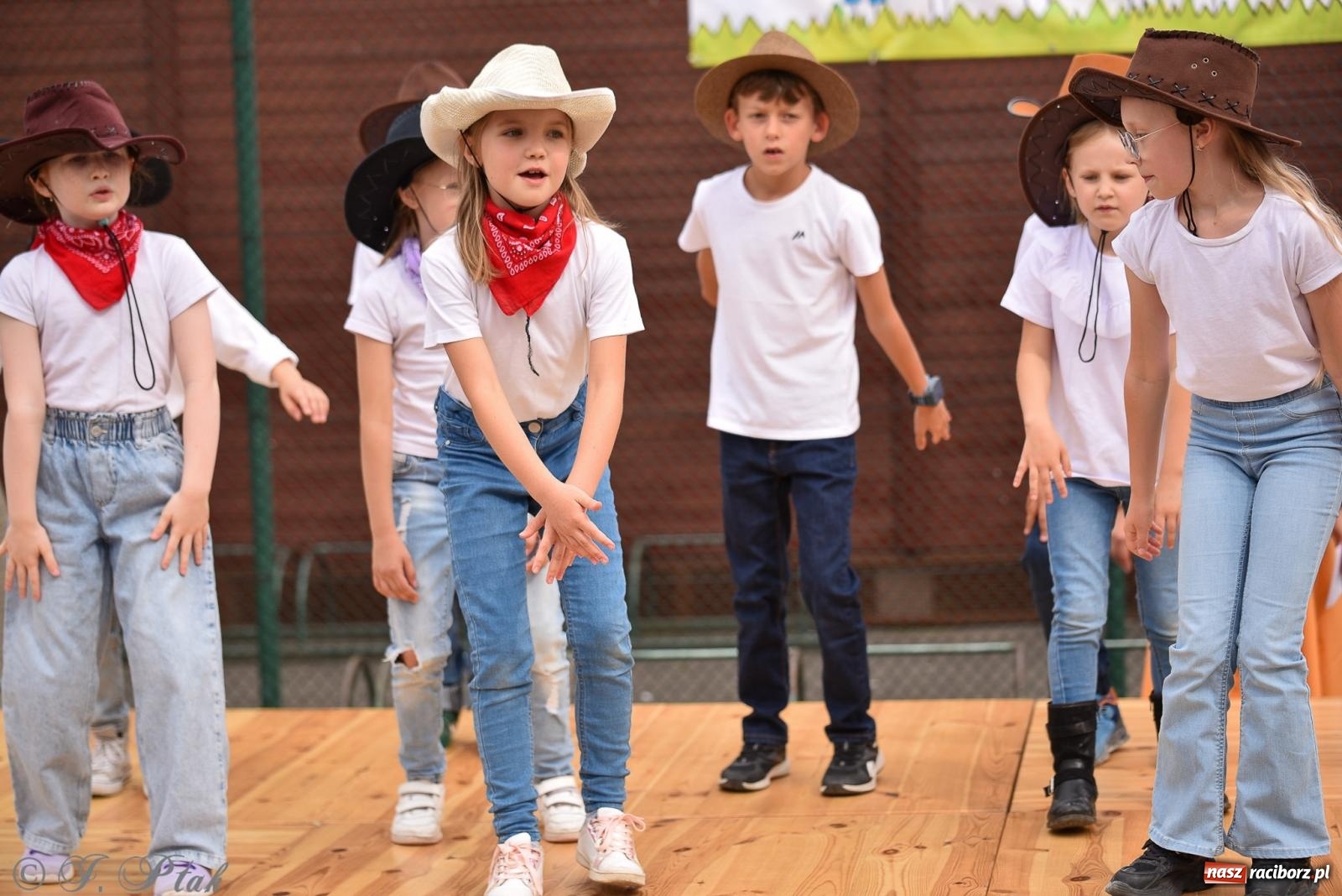 Zdjęcie w galerii na portalu naszraciborz.pl: Piętnastka festynem rodzinnym żegna rok szkolny wiadomości z regionu