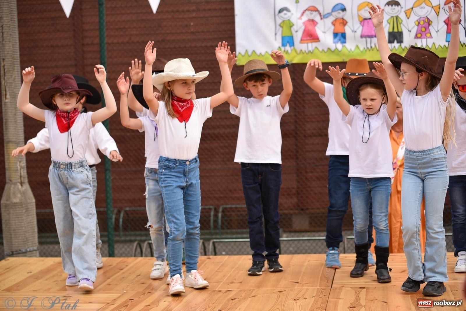 Zdjęcie w galerii na portalu naszraciborz.pl: Piętnastka festynem rodzinnym żegna rok szkolny wiadomości z regionu