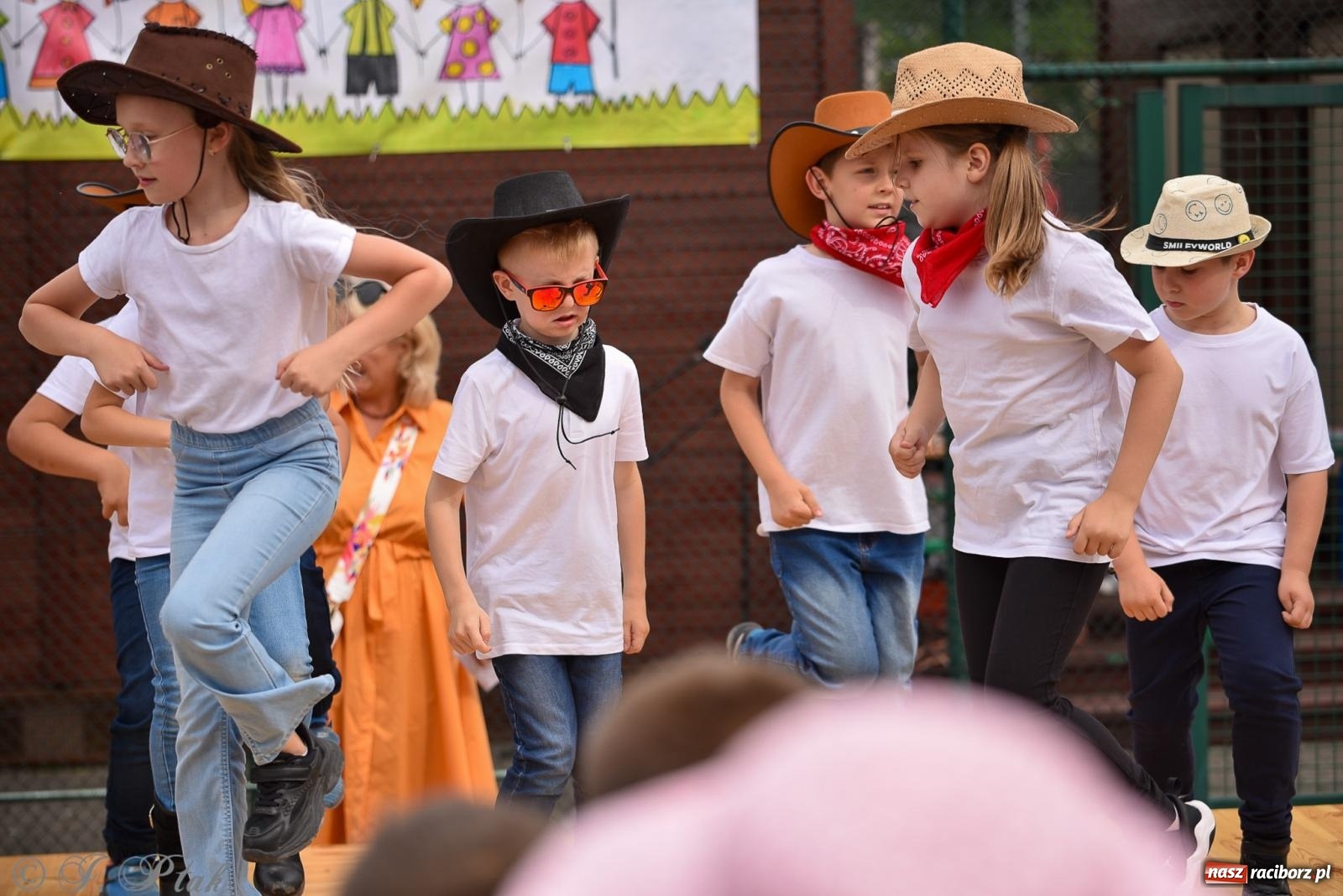 Zdjęcie w galerii na portalu naszraciborz.pl: Piętnastka festynem rodzinnym żegna rok szkolny wiadomości z regionu