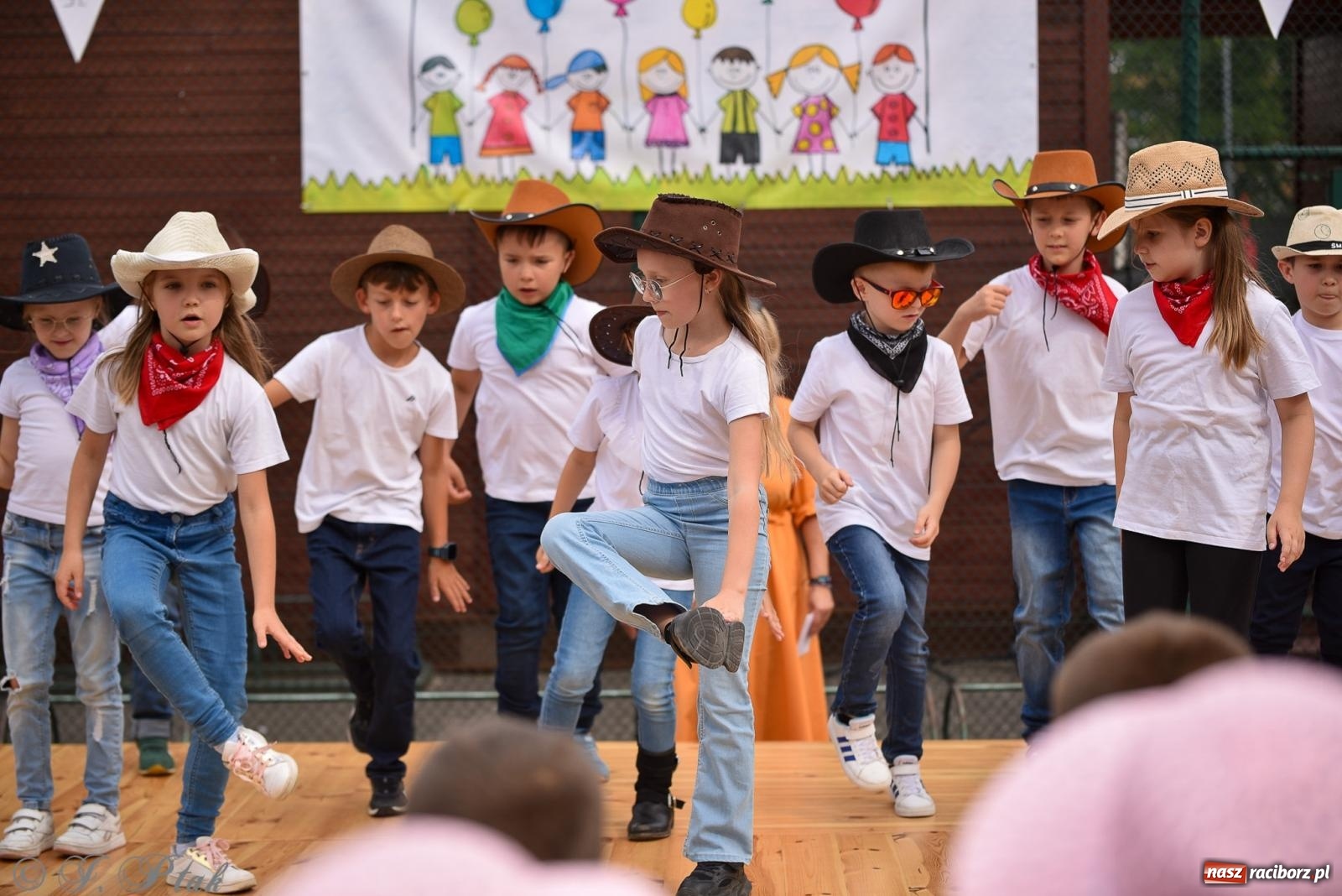 Zdjęcie w galerii na portalu naszraciborz.pl: Piętnastka festynem rodzinnym żegna rok szkolny wiadomości z regionu