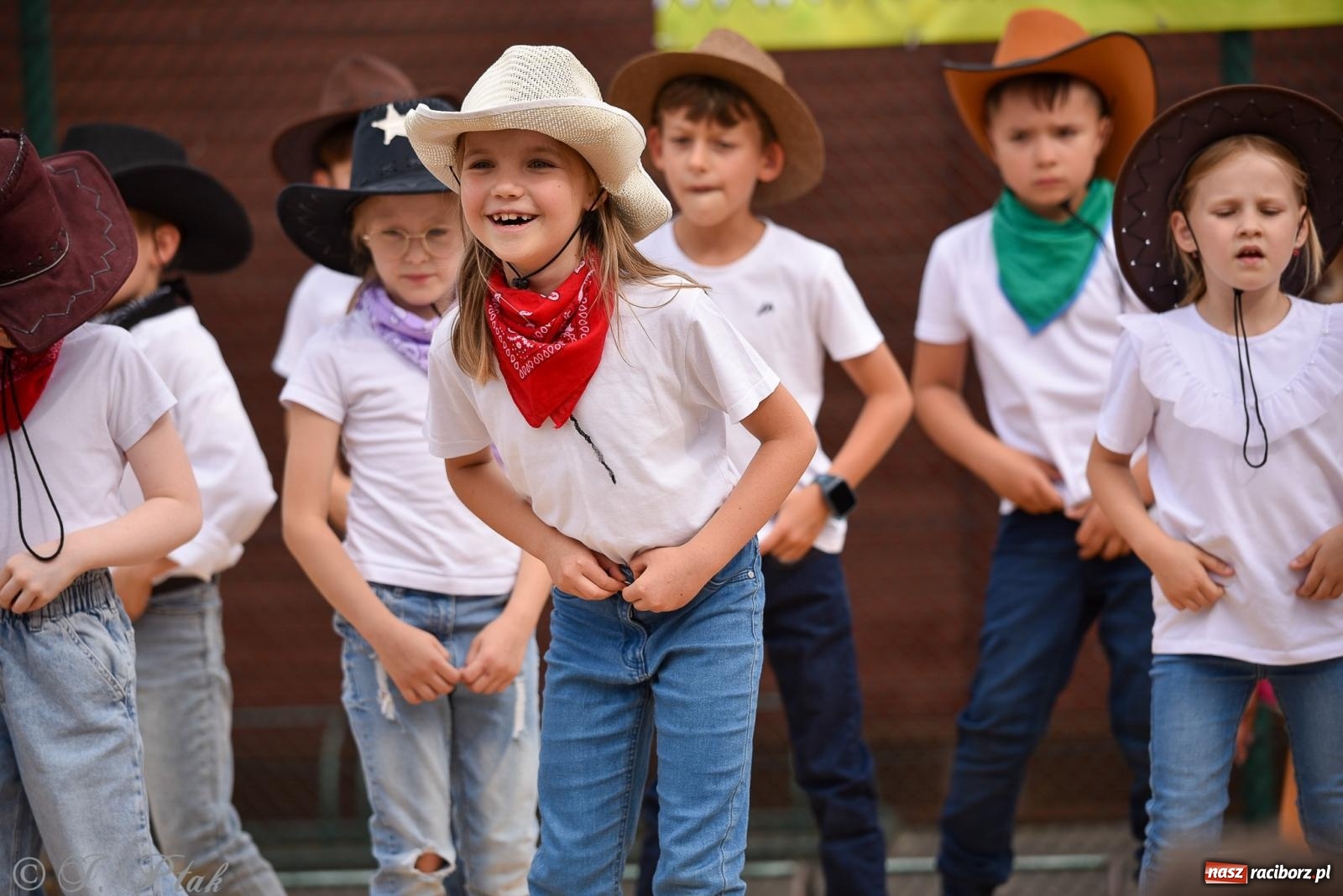 Zdjęcie w galerii na portalu naszraciborz.pl: Piętnastka festynem rodzinnym żegna rok szkolny wiadomości z regionu