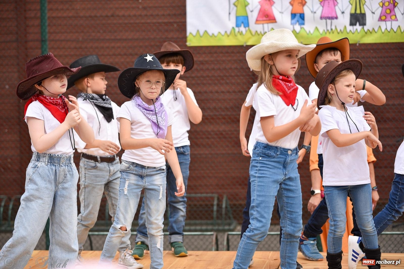 Zdjęcie w galerii na portalu naszraciborz.pl: Piętnastka festynem rodzinnym żegna rok szkolny wiadomości z regionu