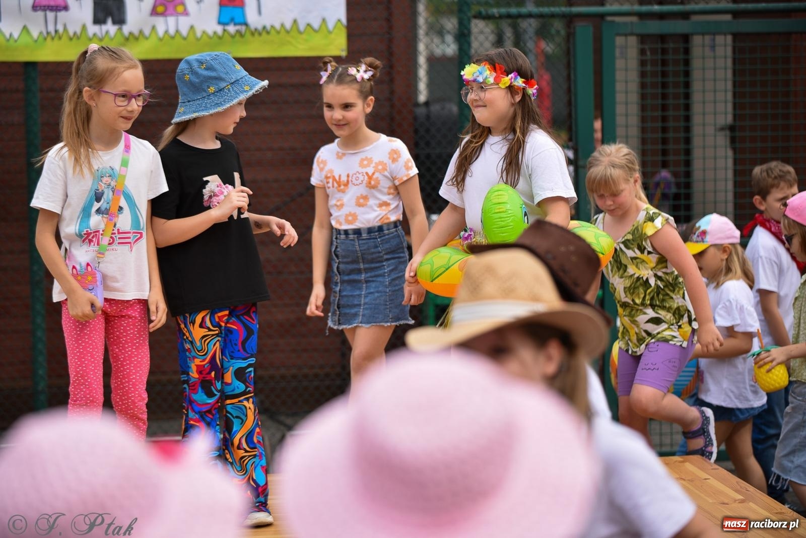 Zdjęcie w galerii na portalu naszraciborz.pl: Piętnastka festynem rodzinnym żegna rok szkolny wiadomości z regionu