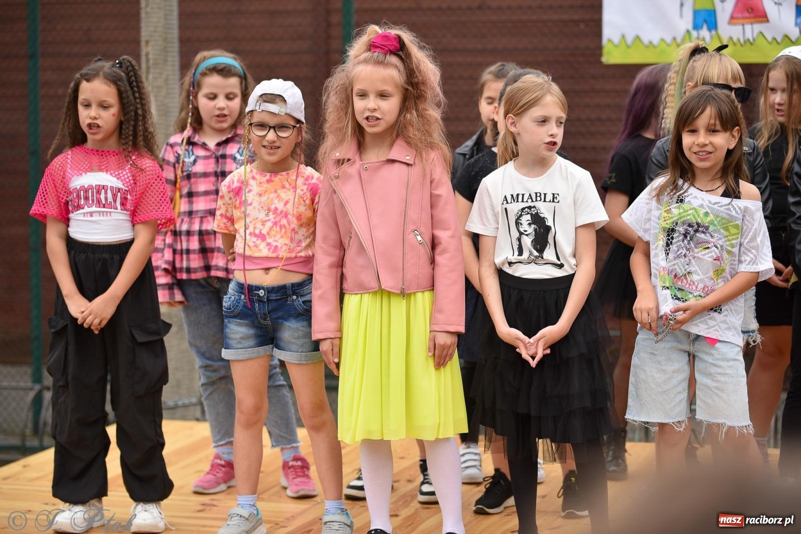 Zdjęcie w galerii na portalu naszraciborz.pl: Piętnastka festynem rodzinnym żegna rok szkolny wiadomości z regionu