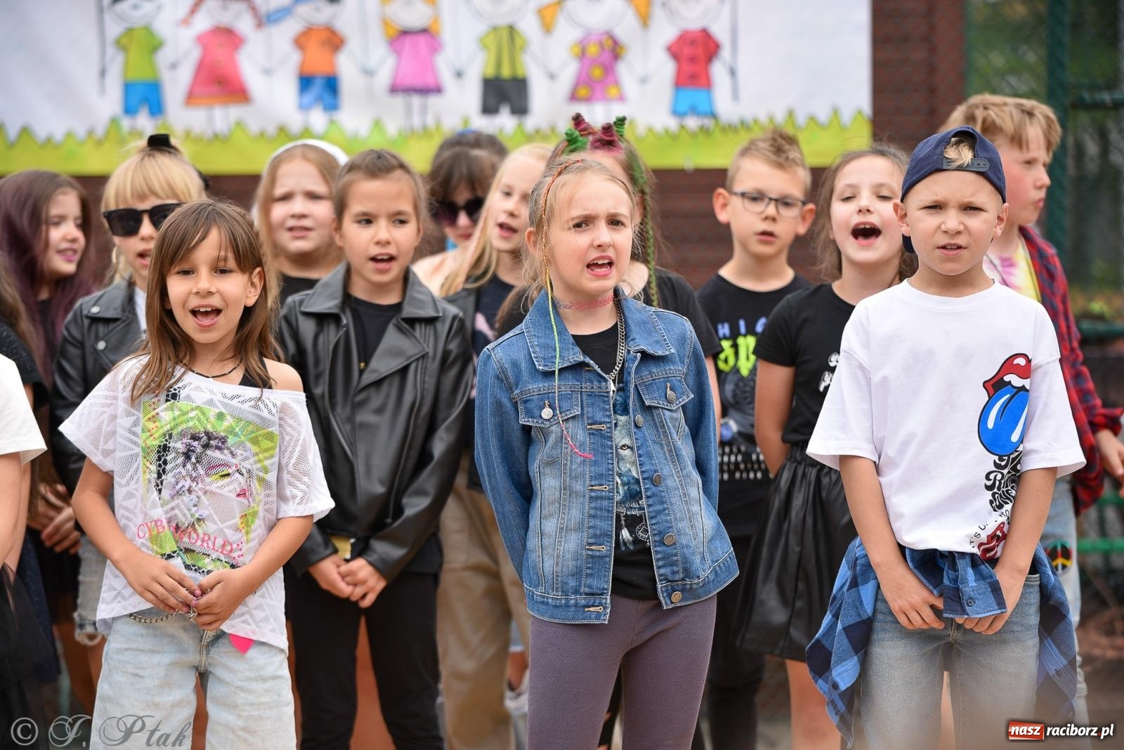 Zdjęcie w galerii na portalu naszraciborz.pl: Piętnastka festynem rodzinnym żegna rok szkolny wiadomości z regionu