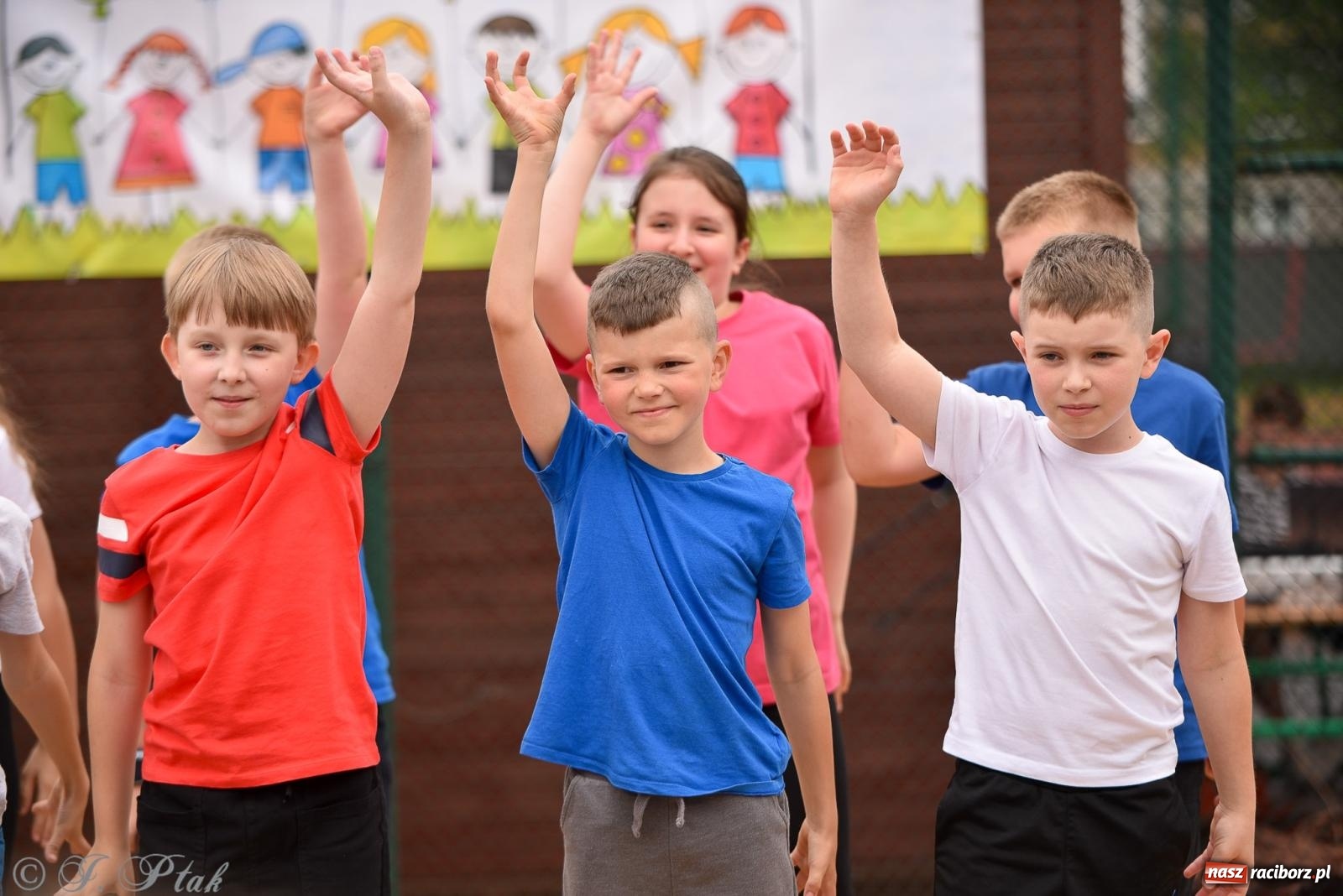 Zdjęcie w galerii na portalu naszraciborz.pl: Piętnastka festynem rodzinnym żegna rok szkolny wiadomości z regionu
