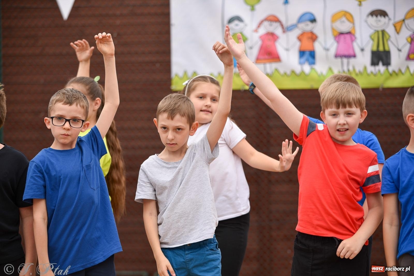Zdjęcie w galerii na portalu naszraciborz.pl: Piętnastka festynem rodzinnym żegna rok szkolny wiadomości z regionu
