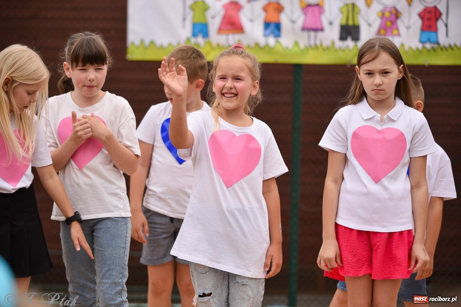 Zdjęcie w galerii na portalu naszraciborz.pl: Piętnastka festynem rodzinnym żegna rok szkolny wiadomości z regionu