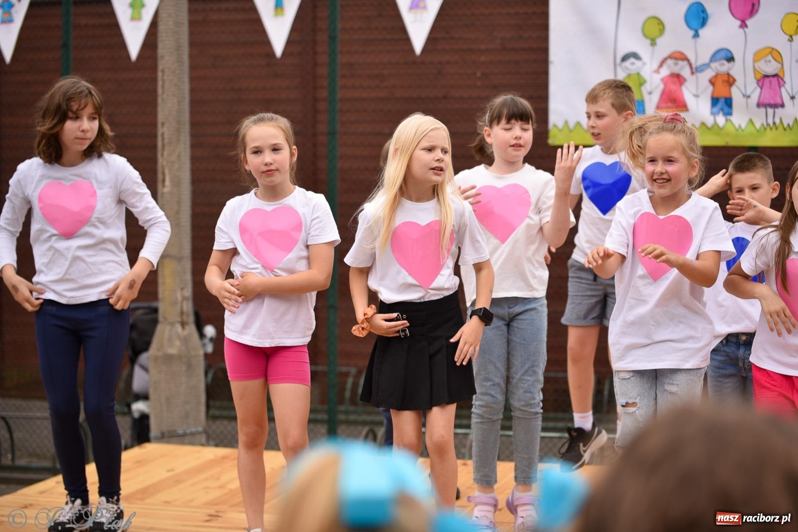 Zdjęcie w galerii na portalu naszraciborz.pl: Piętnastka festynem rodzinnym żegna rok szkolny wiadomości z regionu