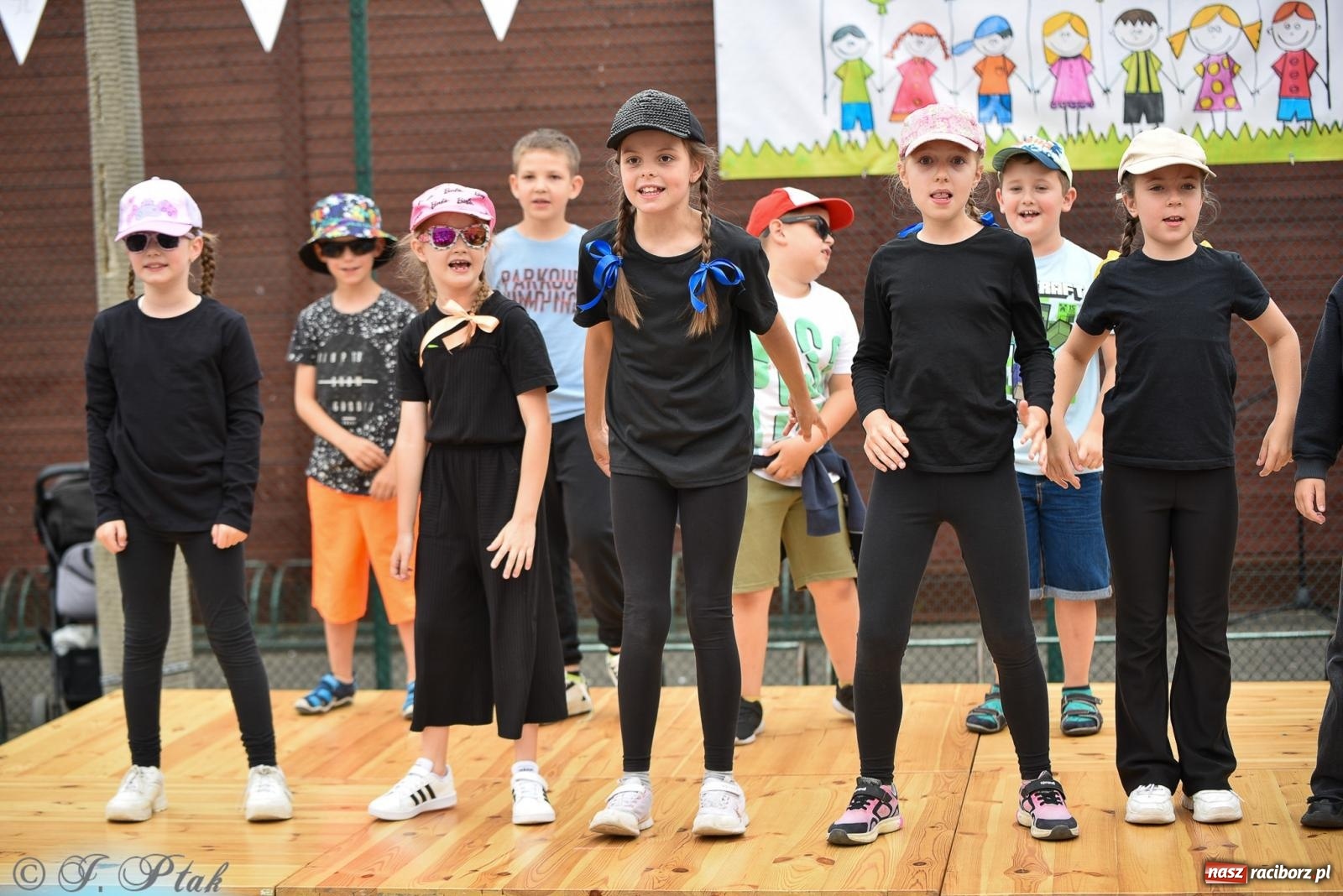 Zdjęcie w galerii na portalu naszraciborz.pl: Piętnastka festynem rodzinnym żegna rok szkolny wiadomości z regionu