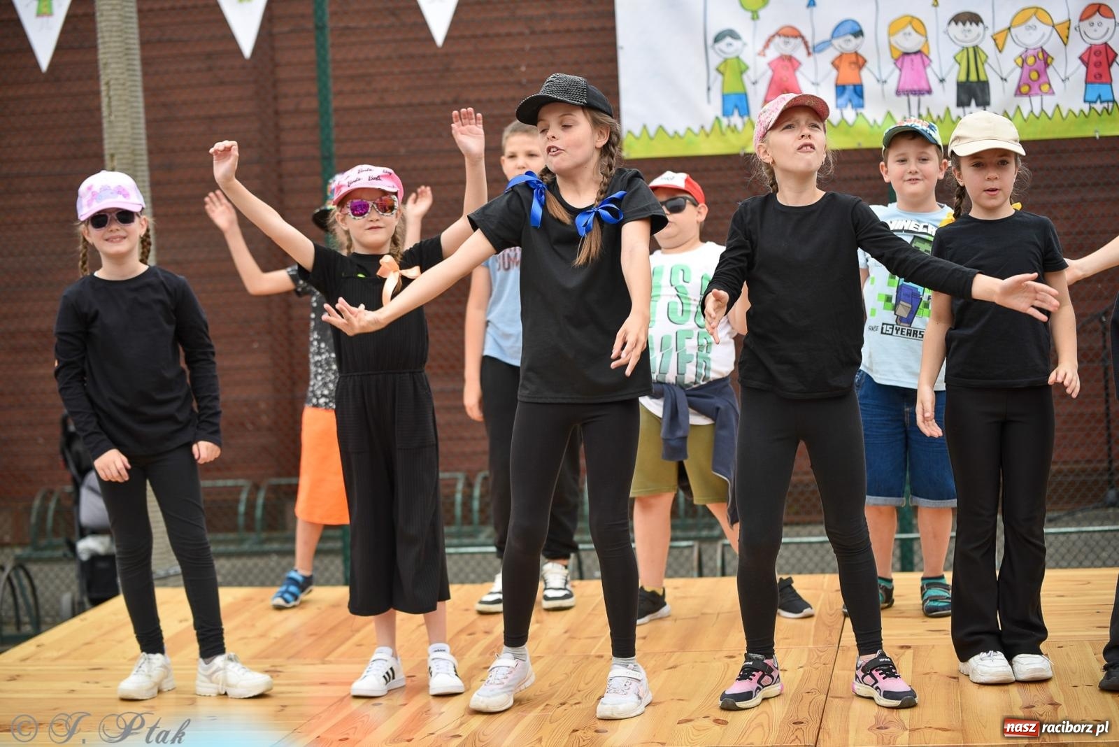 Zdjęcie w galerii na portalu naszraciborz.pl: Piętnastka festynem rodzinnym żegna rok szkolny wiadomości z regionu