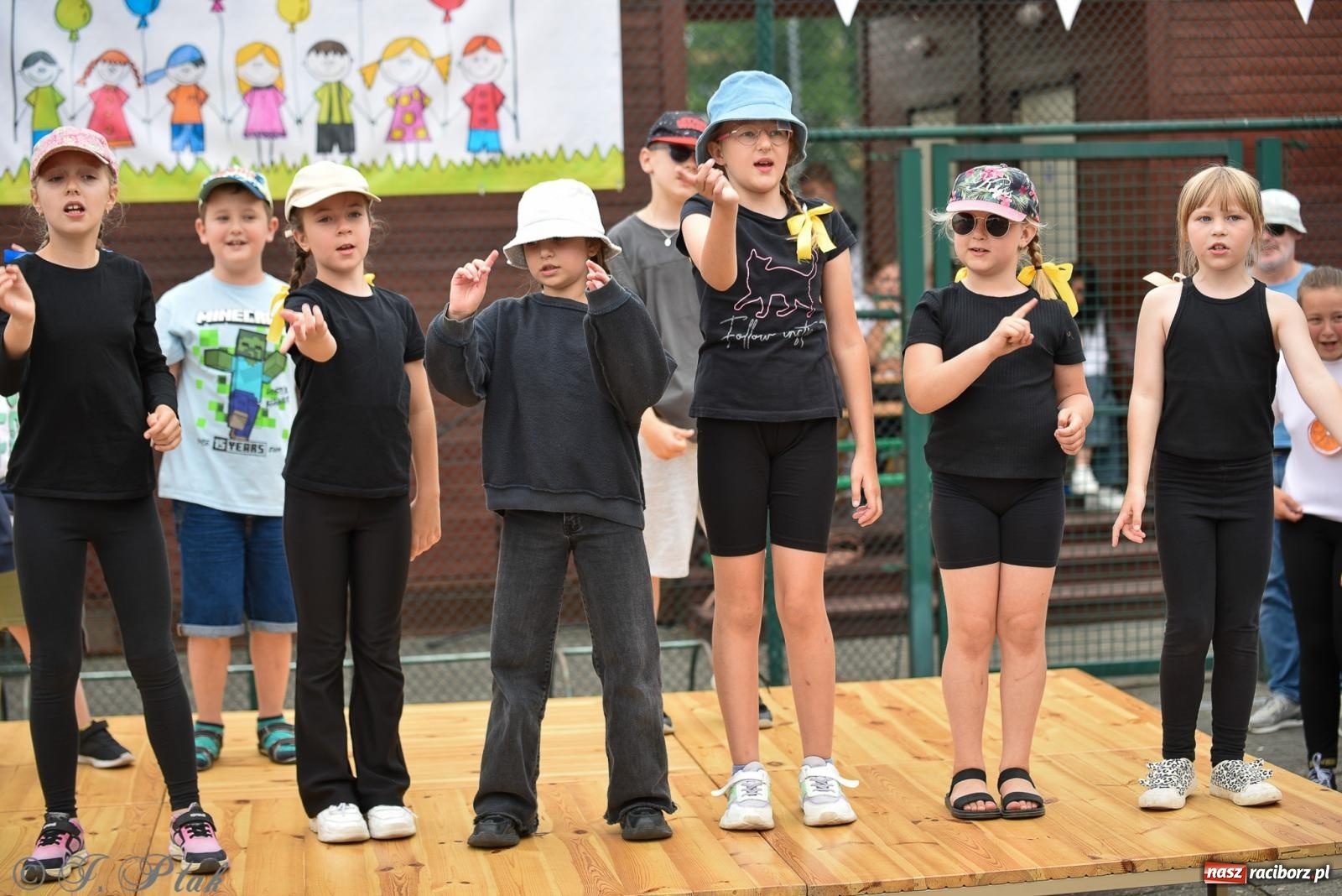 Zdjęcie w galerii na portalu naszraciborz.pl: Piętnastka festynem rodzinnym żegna rok szkolny wiadomości z regionu