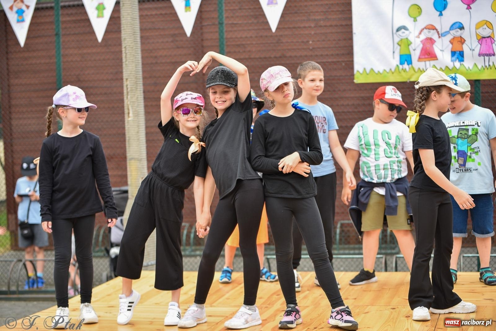 Zdjęcie w galerii na portalu naszraciborz.pl: Piętnastka festynem rodzinnym żegna rok szkolny wiadomości z regionu