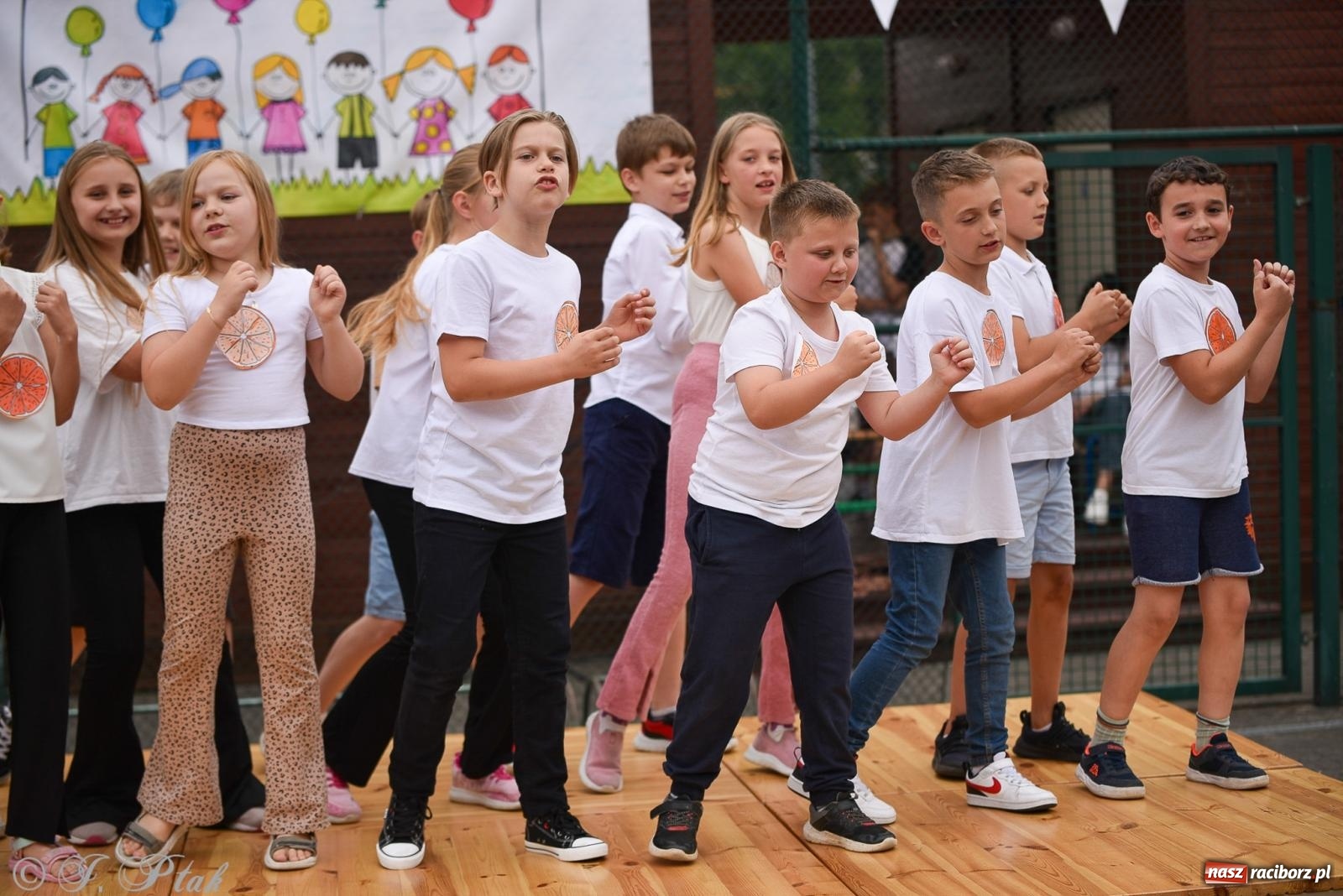 Zdjęcie w galerii na portalu naszraciborz.pl: Piętnastka festynem rodzinnym żegna rok szkolny wiadomości z regionu