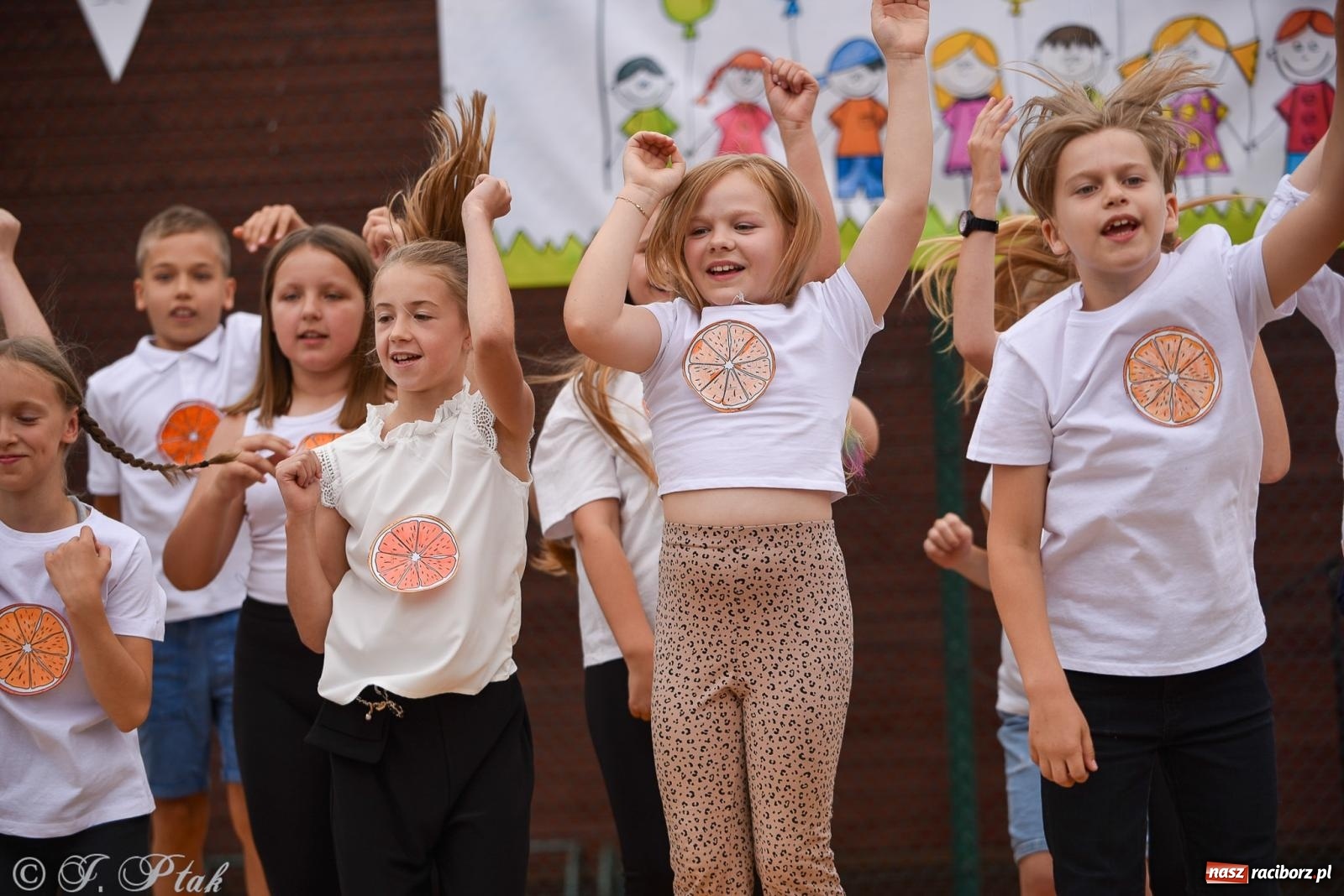 Zdjęcie w galerii na portalu naszraciborz.pl: Piętnastka festynem rodzinnym żegna rok szkolny wiadomości z regionu