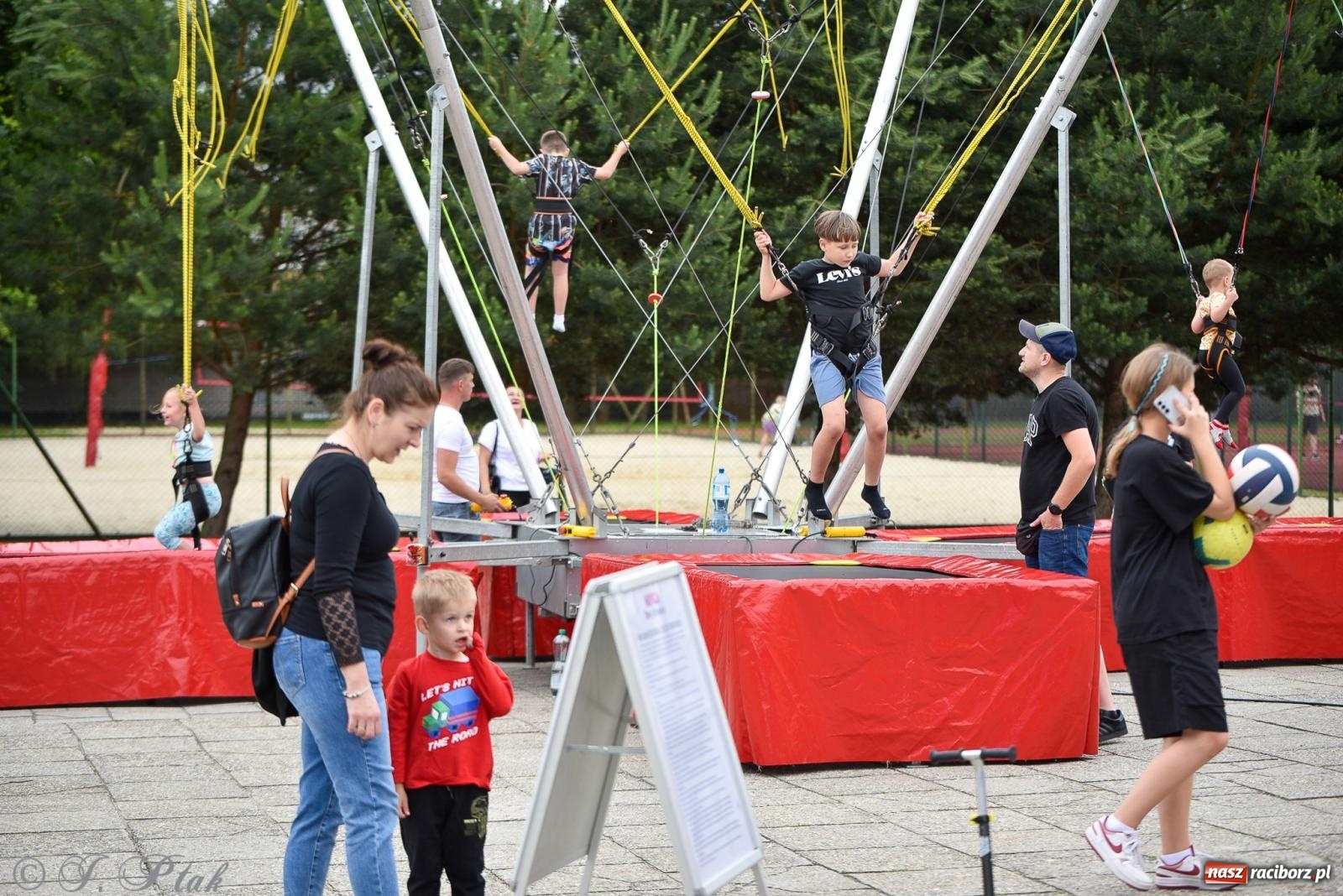 Zdjęcie w galerii na portalu naszraciborz.pl: Piętnastka festynem rodzinnym żegna rok szkolny wiadomości z regionu