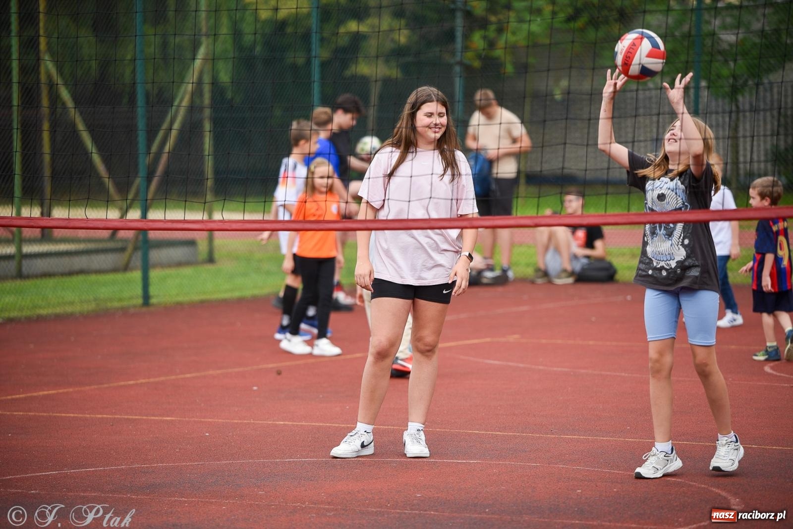 Zdjęcie w galerii na portalu naszraciborz.pl: Piętnastka festynem rodzinnym żegna rok szkolny wiadomości z regionu