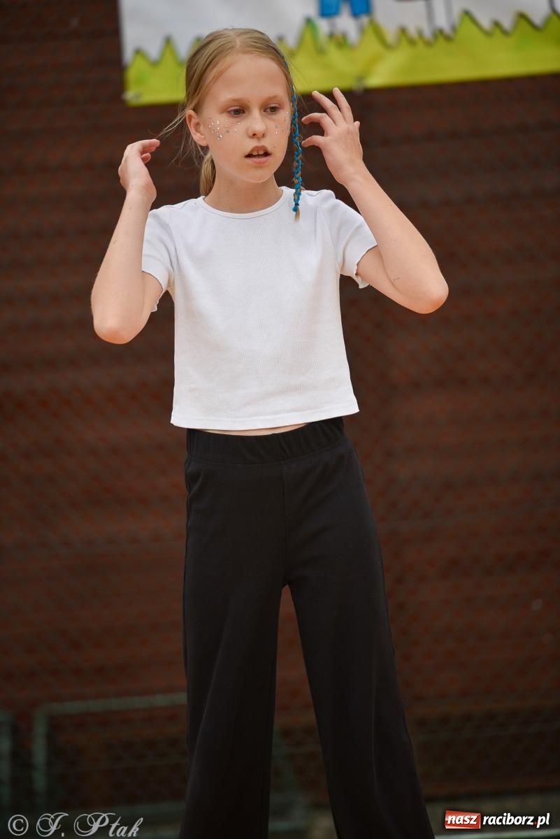 Zdjęcie w galerii na portalu naszraciborz.pl: Piętnastka festynem rodzinnym żegna rok szkolny wiadomości z regionu