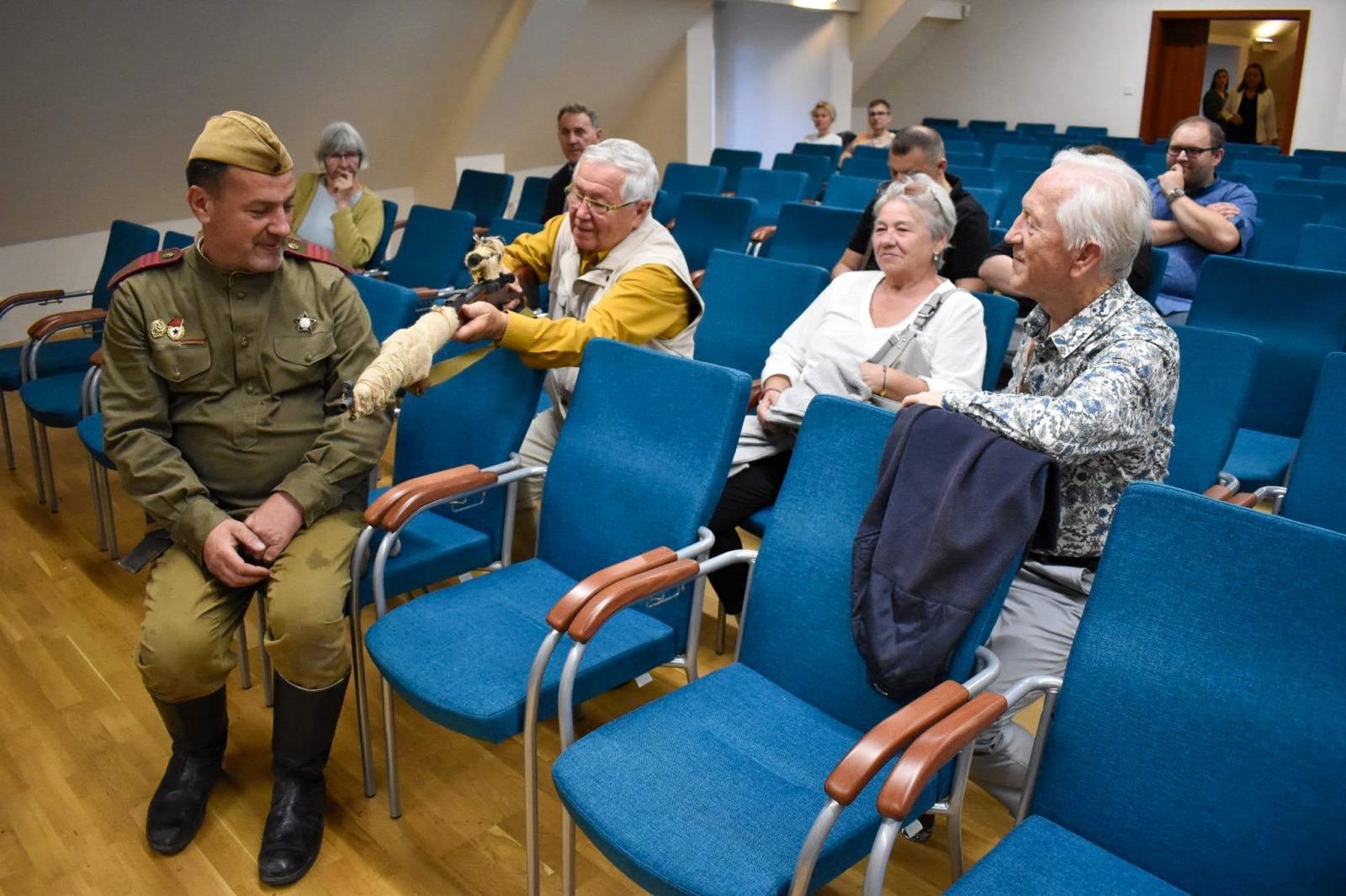 Zdjęcie w galerii na portalu naszraciborz.pl: Wyzwolenie czy okupacja? Sowieci na Górnym Śląsku tematem spotkania na zamku wiadomości z regionu