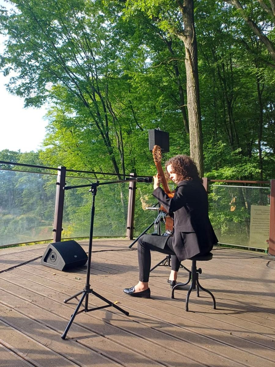 Zdjęcie w galerii na portalu naszraciborz.pl: Dźwięki harfy i gitary wypełniły Zaczarowany Ogród wiadomości z regionu