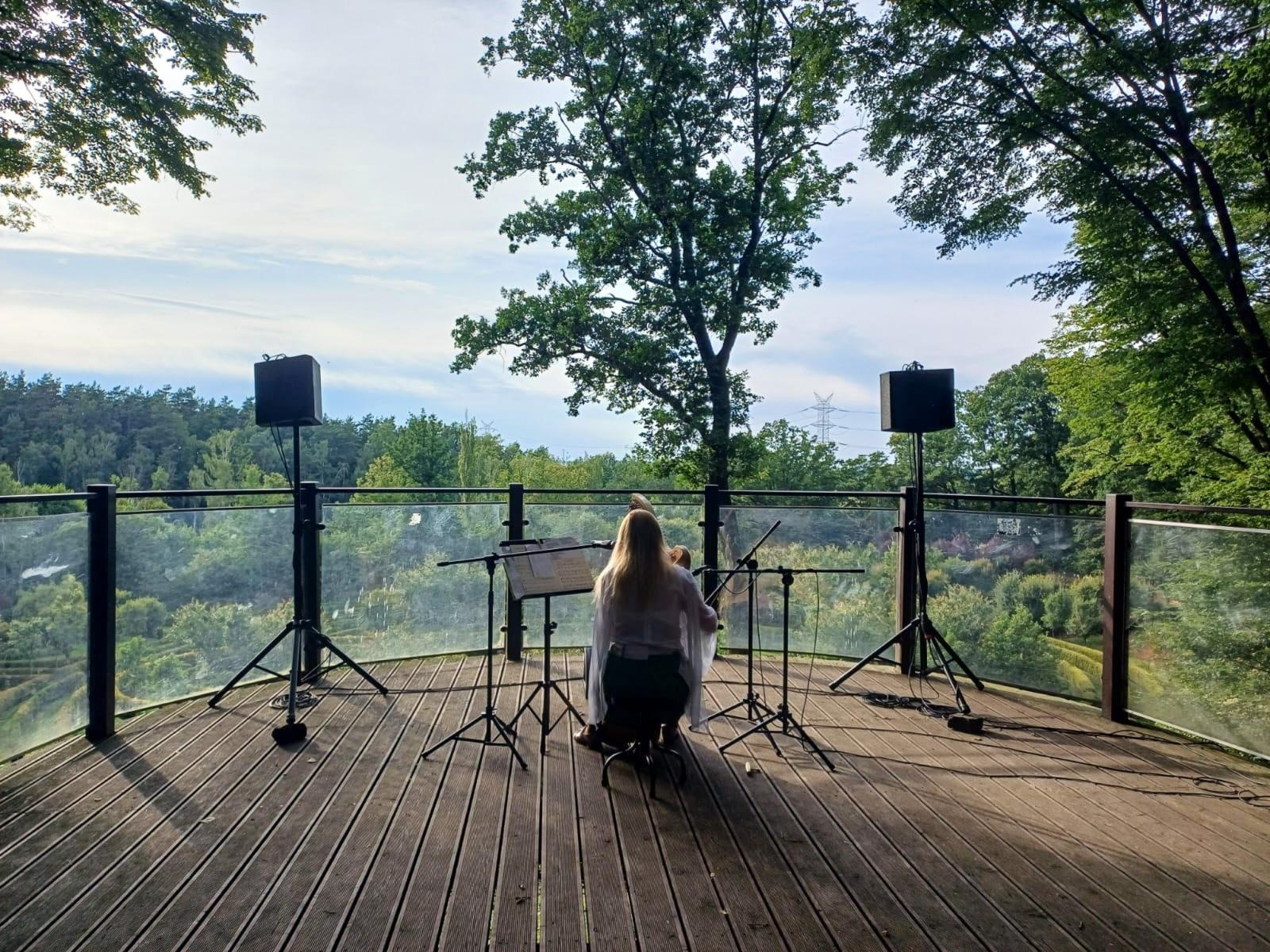 Zdjęcie w galerii na portalu naszraciborz.pl: Dźwięki harfy i gitary wypełniły Zaczarowany Ogród wiadomości z regionu