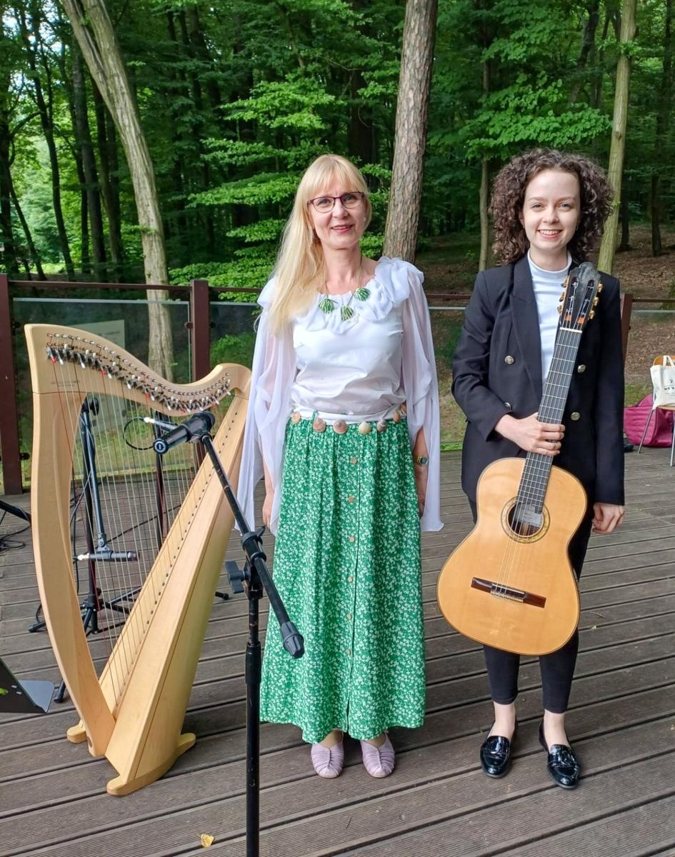 Zdjęcie w galerii na portalu naszraciborz.pl: Dźwięki harfy i gitary wypełniły Zaczarowany Ogród wiadomości z regionu