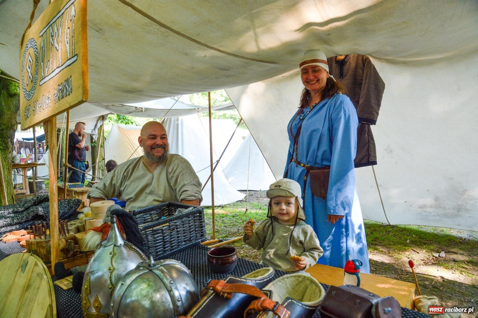 Zdjęcie w galerii na portalu naszraciborz.pl: Drengowie znów poszli na rekord. Ruszył XIV Raciborski Festiwal Średniowieczny [FOTO i WIDEO] wiadomości z regionu