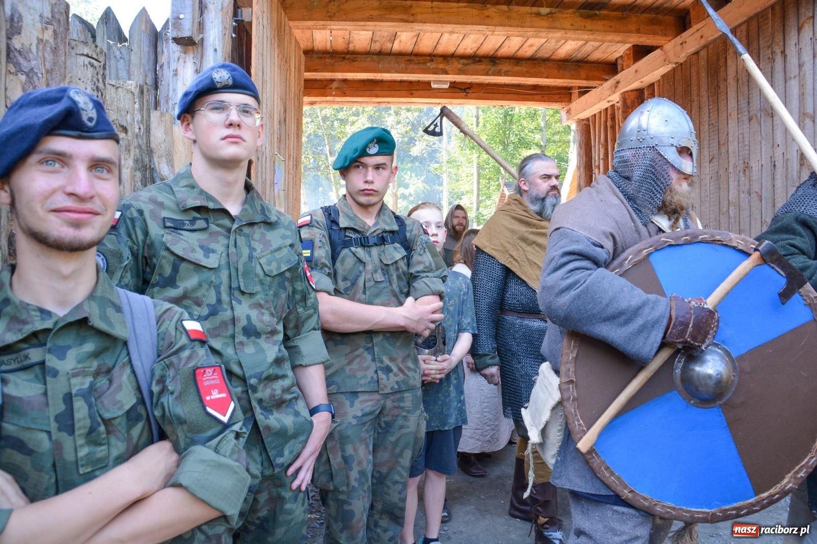 Zdjęcie w galerii na portalu naszraciborz.pl: Drengowie znów poszli na rekord. Ruszył XIV Raciborski Festiwal Średniowieczny [FOTO i WIDEO] wiadomości z regionu