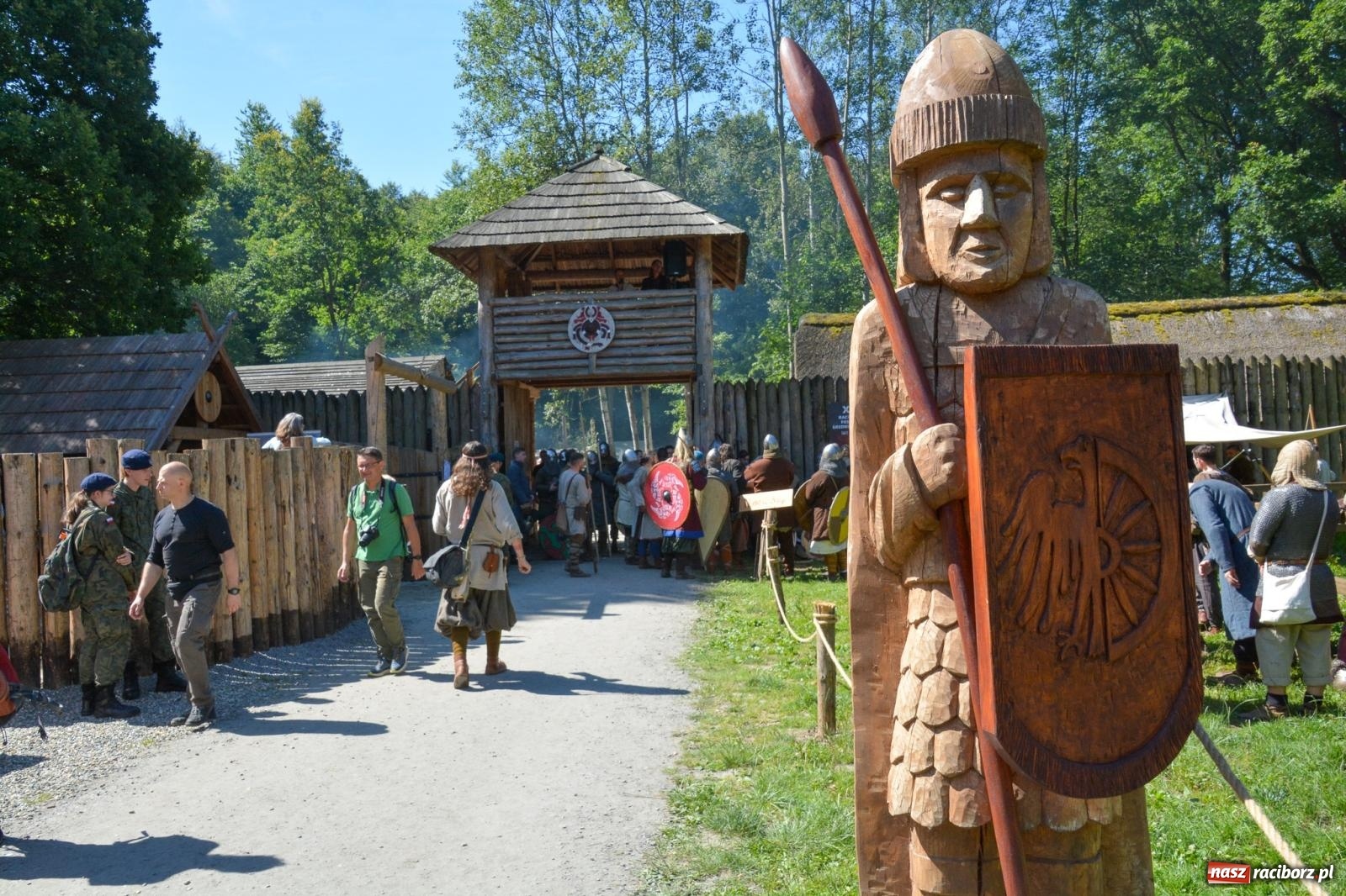 Zdjęcie w galerii na portalu naszraciborz.pl: Drengowie znów poszli na rekord. Ruszył XIV Raciborski Festiwal Średniowieczny [FOTO i WIDEO] wiadomości z regionu