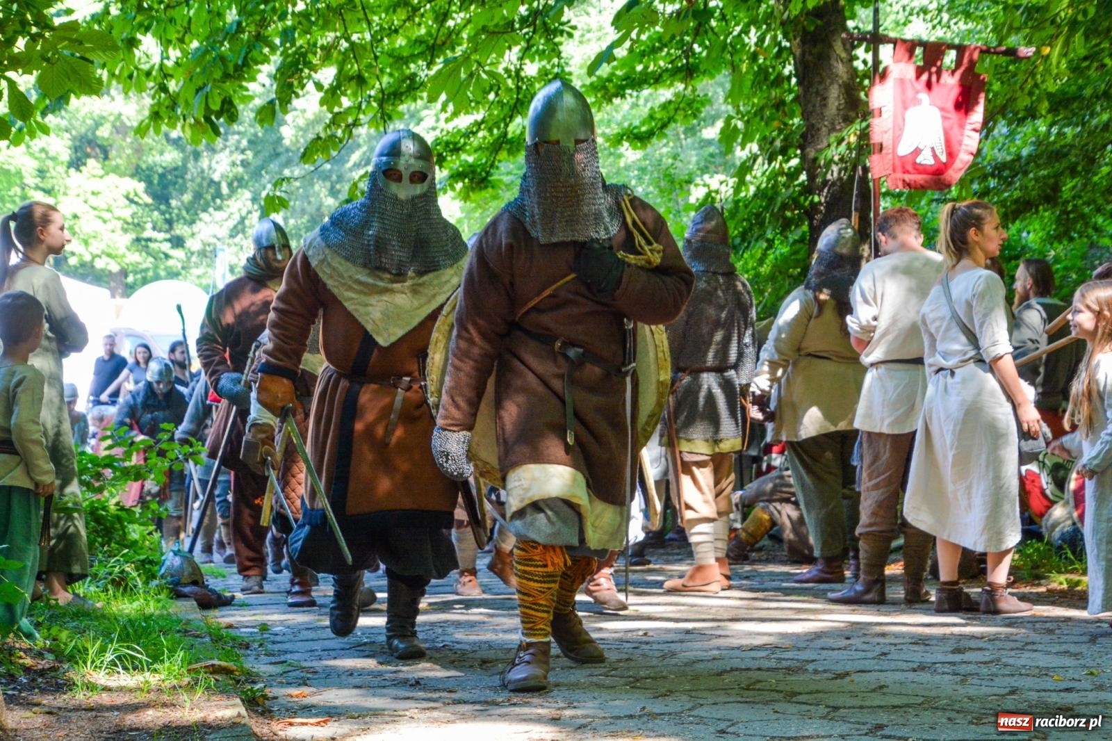 Zdjęcie w galerii na portalu naszraciborz.pl: Drengowie znów poszli na rekord. Ruszył XIV Raciborski Festiwal Średniowieczny [FOTO i WIDEO] wiadomości z regionu